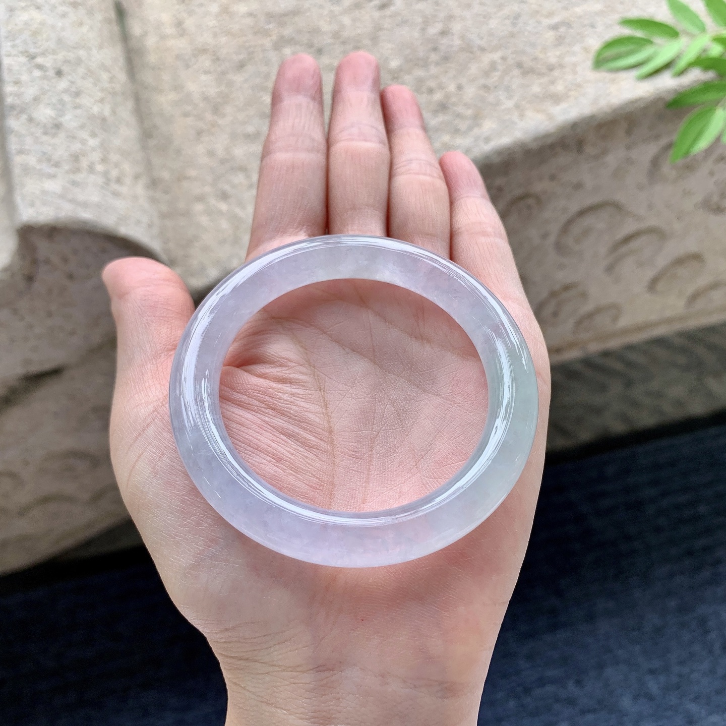 圆条50 51 圈口51.7/9/9.2 编码DZ092404 冰糯春带彩，水润，种老，细腻，打灯有纹线