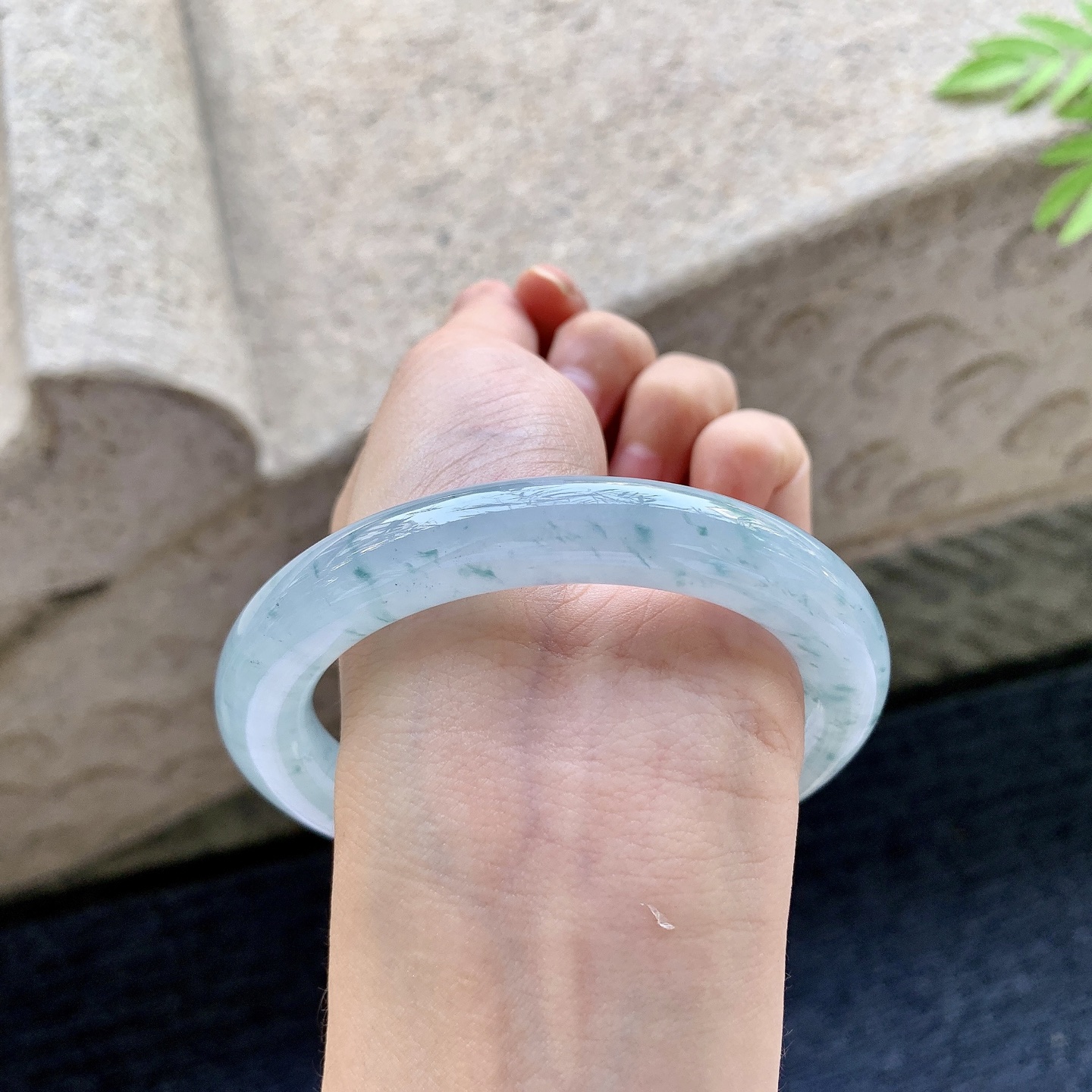 圆条59 60 圈口60.4/10.7/11.1 编码C5092114 冰糯蓝底飘花，水润，种老，细腻，打灯有絮线