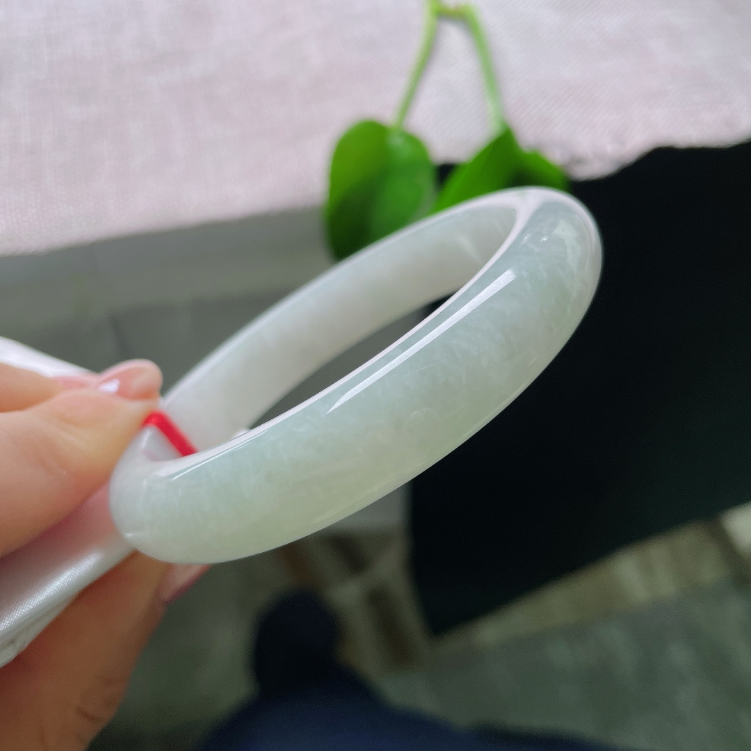 58.9/12.6/8.2，绿底正圈，皮纹，素圈简约大方，摒弃繁复雕饰，主打干净耐看的日常风格。ss57742a