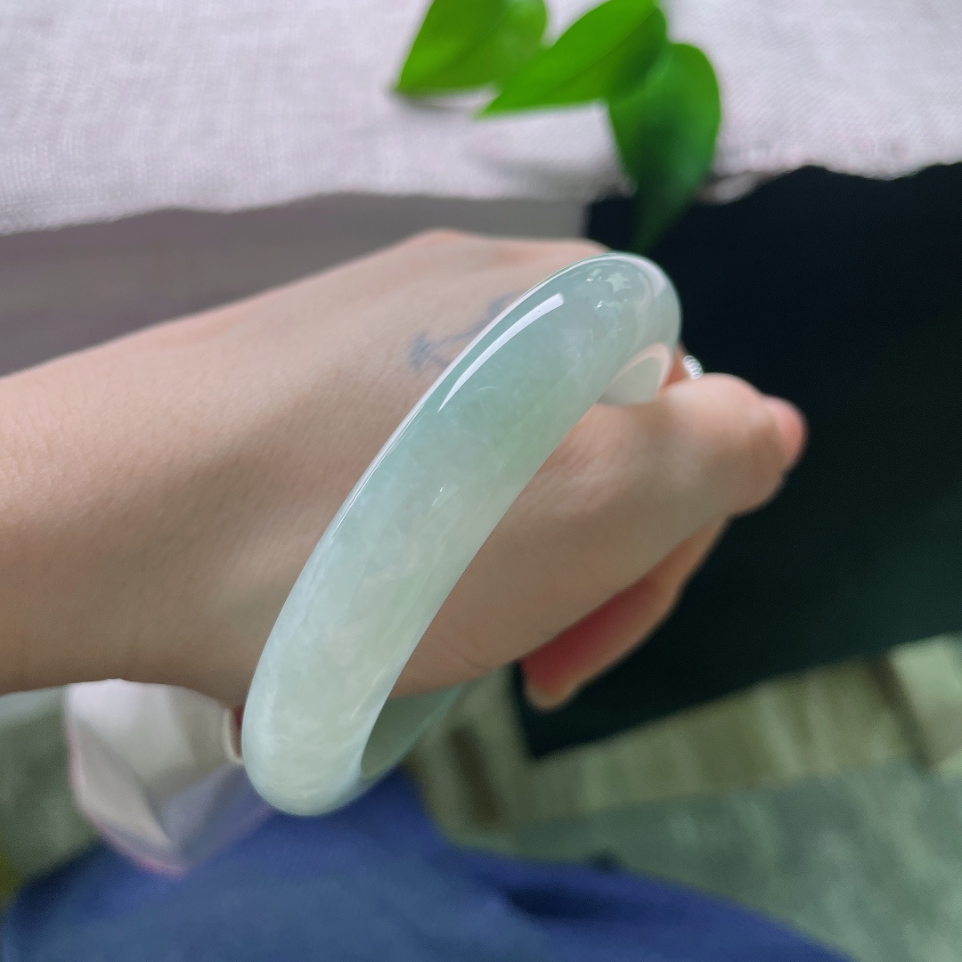 55.6/12/8.9，绿底正圈，棉线，清冷柔和的底色十分衬肤，不挑年龄，日常通勤、休闲穿搭都能够轻松驾驭。ss57771a