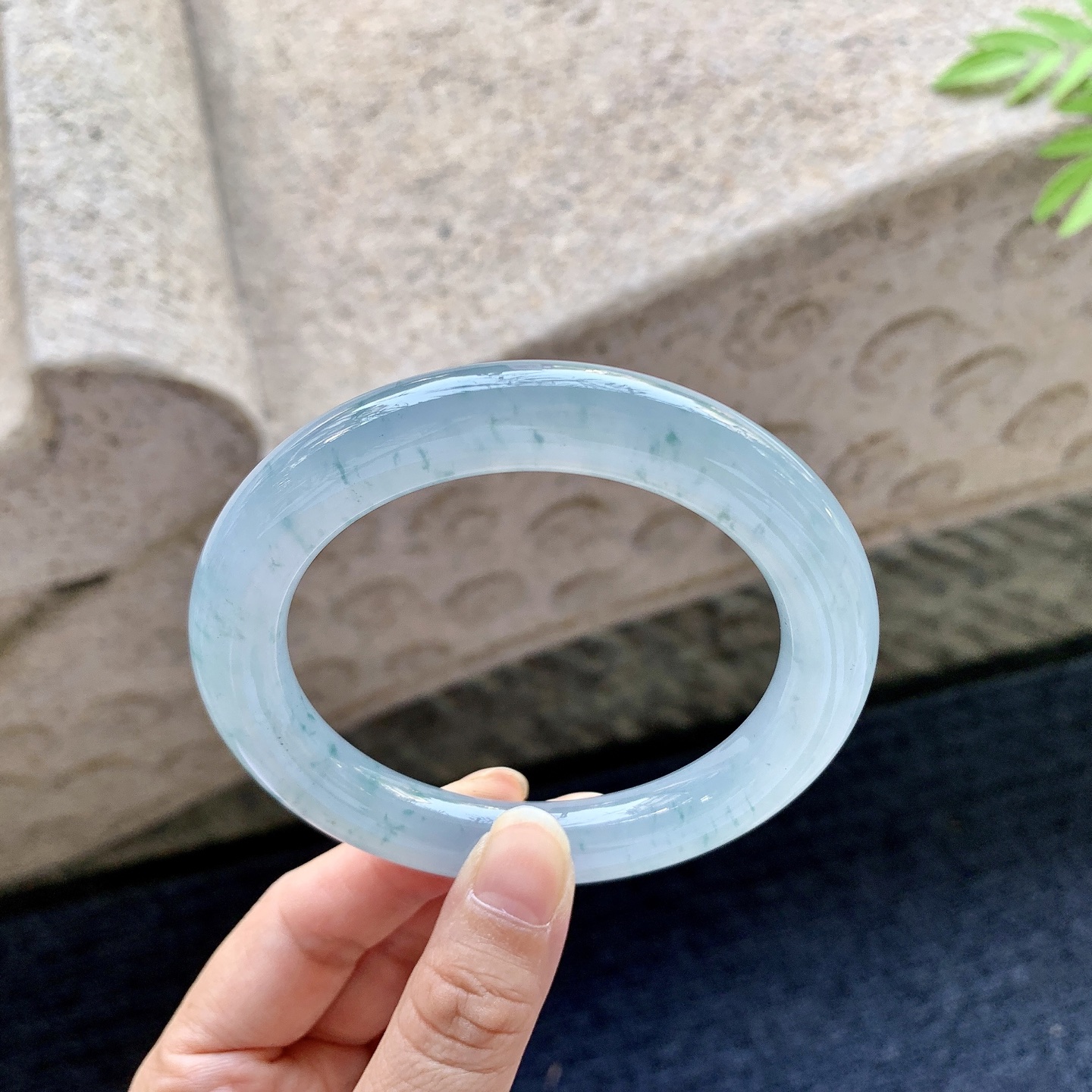圆条59 60 圈口60.4/10.7/11.1 编码C5092114 冰糯蓝底飘花，水润，种老，细腻，打灯有絮线