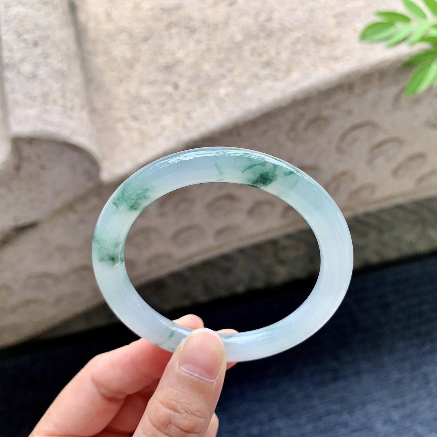 圆条51 52 圈口52.3/7.9/8.1 编码QX092412 冰糯飘花，水润，种老，细腻，无裂