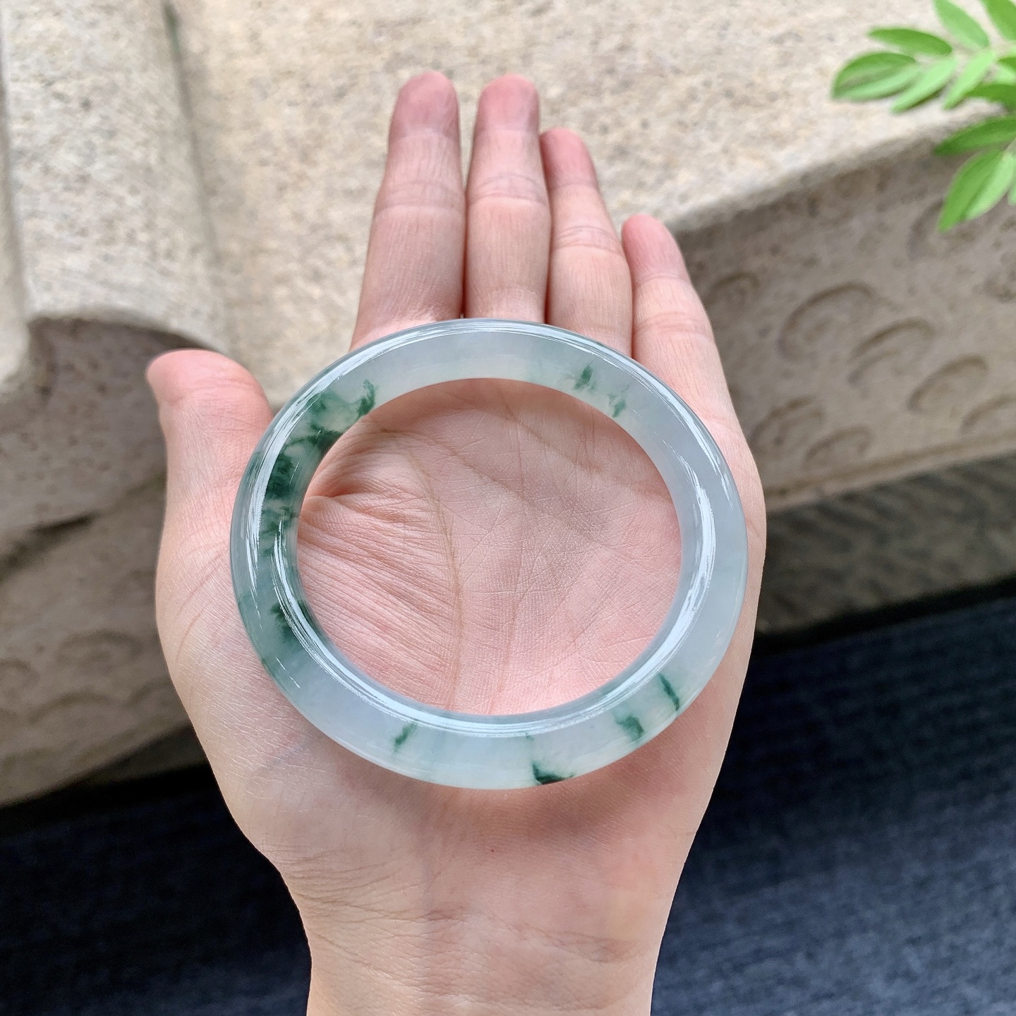 圆条52 53 圈口53.8/8.5/8.7 编码DW092450 冰糯飘花，水润，种老，细腻，打灯有絮线