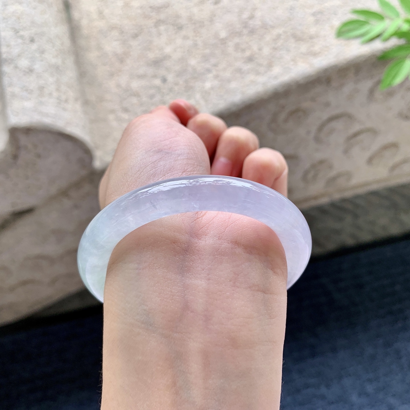 圆条50 51 圈口51.7/9/9.2 编码DZ092404 冰糯春带彩，水润，种老，细腻，打灯有纹线