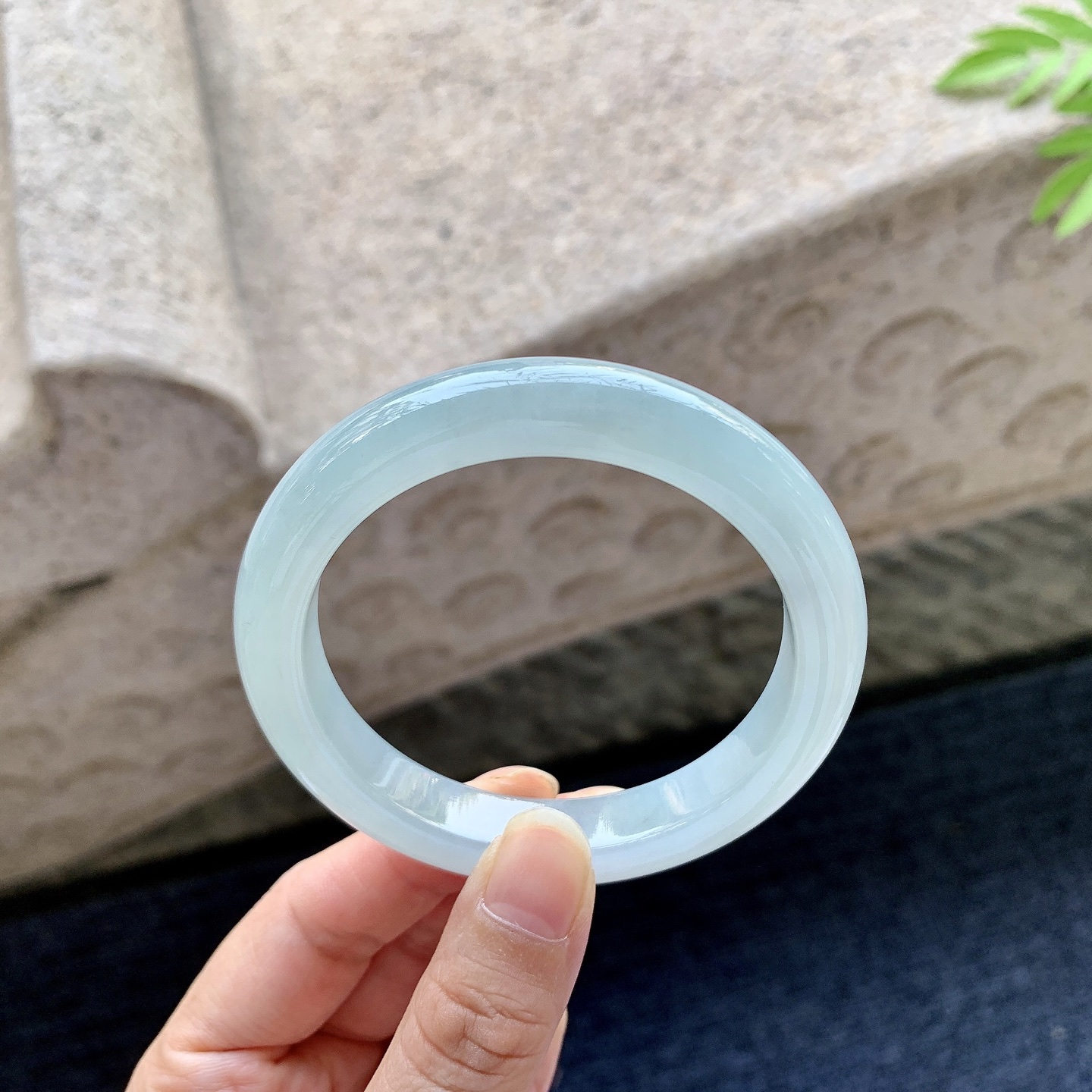 正圈53 54 圈口54.6/10.4/8.4 编码DZ092116 糯冰底色，水润，种老，细腻，无裂