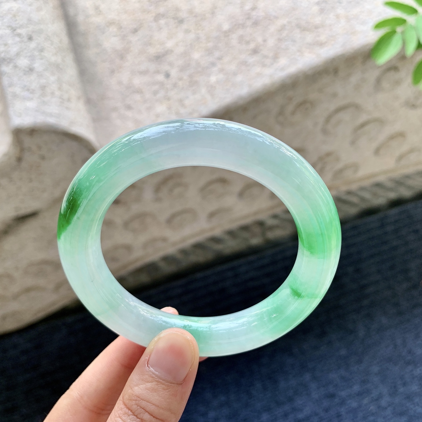 圆条55 56 圈口56.8/11.9/11.5 编码TR092029 冰糯飘辣绿，水润，种老，细腻，打灯有絮线