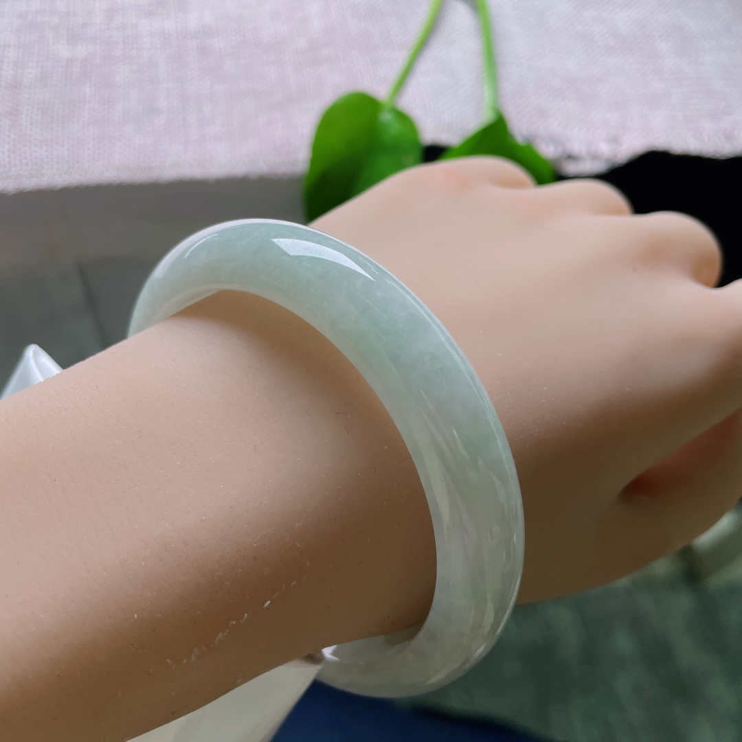 58.9/12.6/8.2，绿底正圈，皮纹，素圈简约大方，摒弃繁复雕饰，主打干净耐看的日常风格。ss57742a