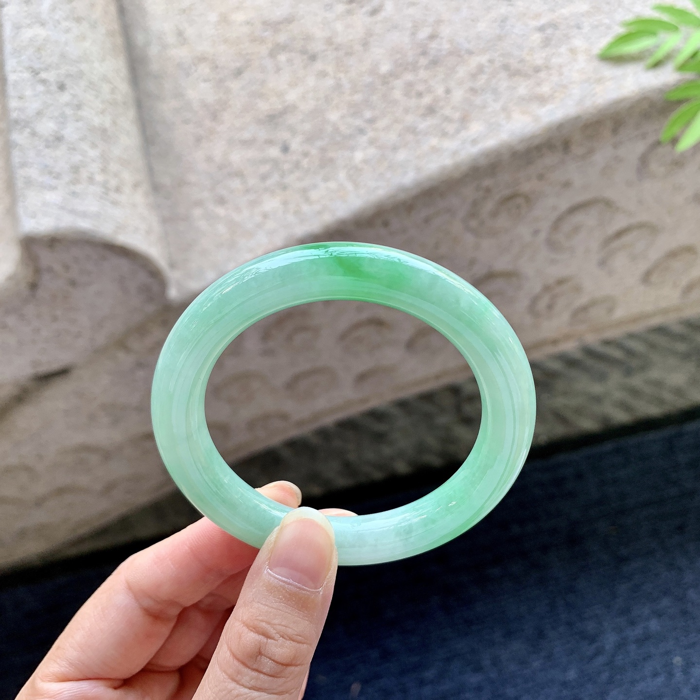 圆条50 51 圈口51.3/9.3/9.5 编码A1092119 飘绿，水润，种老，细腻，无裂