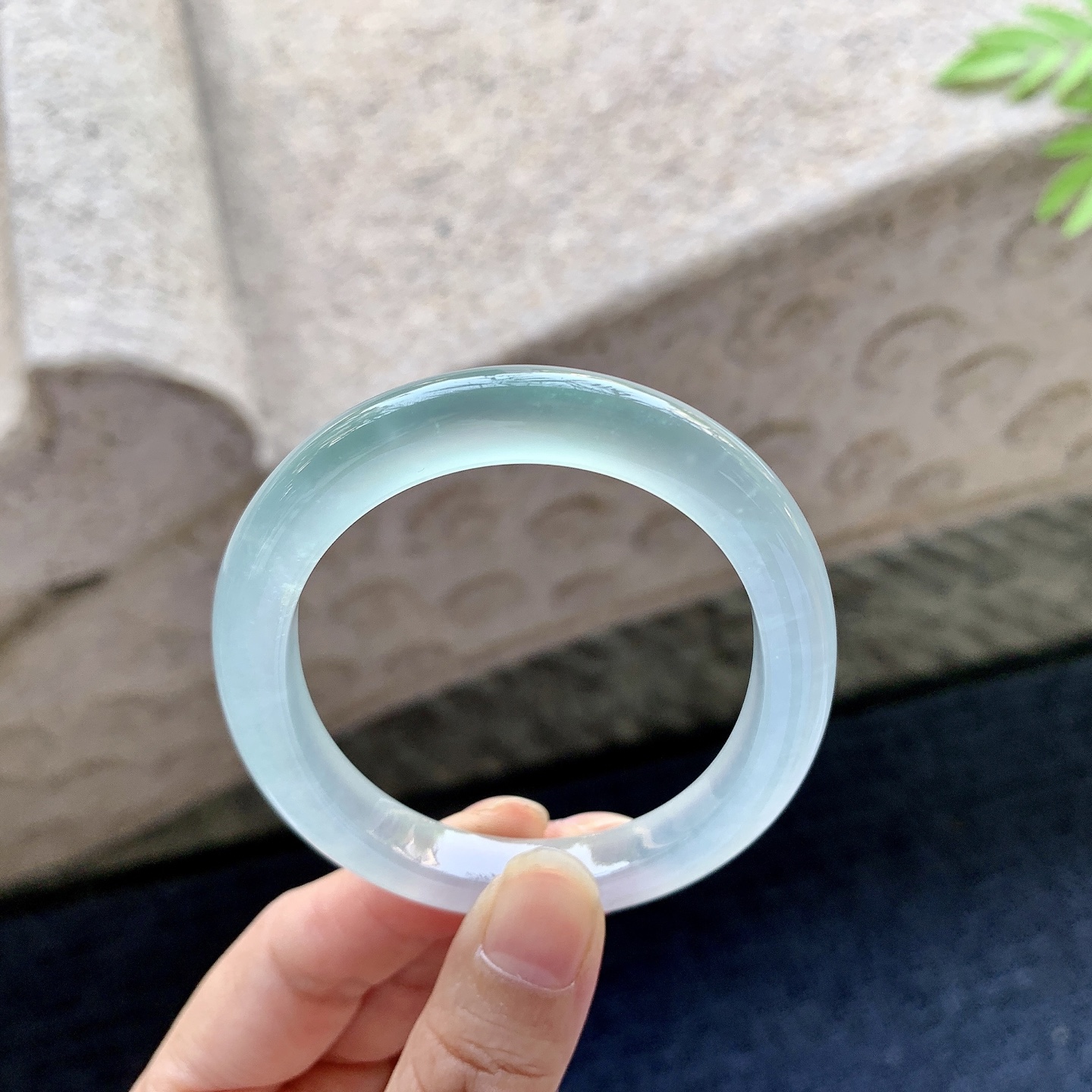 贵妃53 54 圈口54.6/47.5/8/7.5 编码QX092112 冰种淡绿，起荧光，水润，种老，打灯有絮线