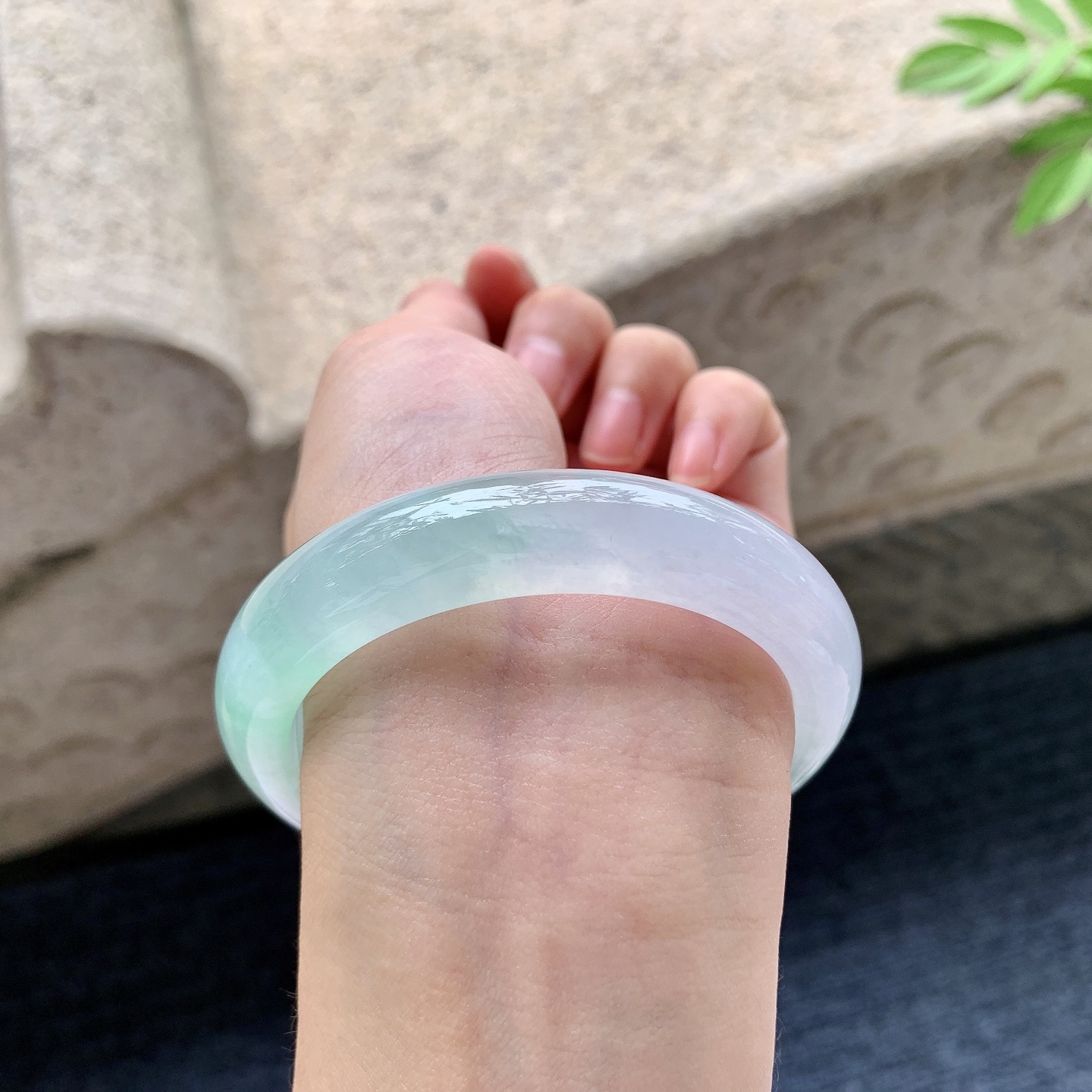 正圈54 55 圈口55.6/12.6/8.3 编码G9092419 糯冰飘绿，水润，种老，细腻，有纹线
