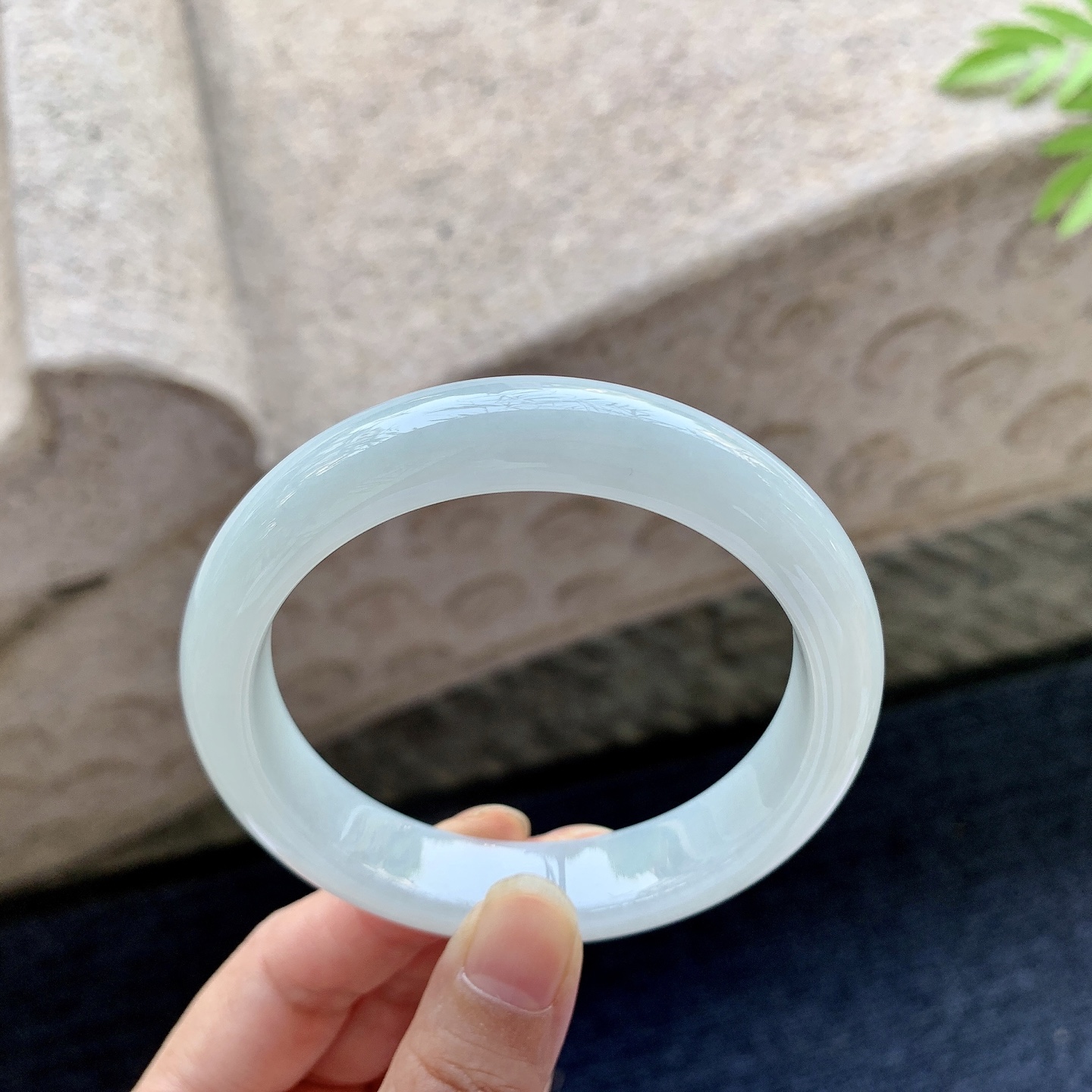正圈56 57 圈口57.6/12.5/8.5 编码T1092104 细糯底色，水润，种老，细腻，打灯有絮线