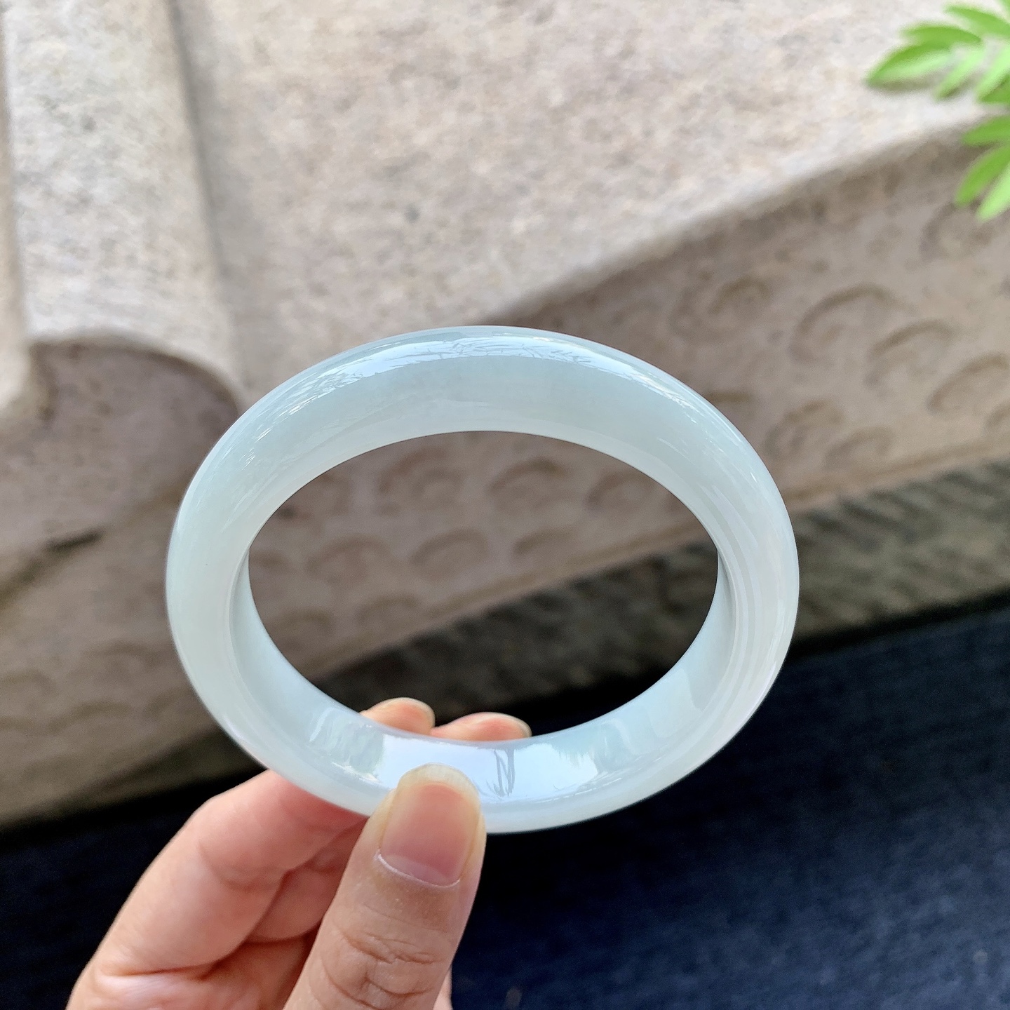 正圈56 57 圈口57.6/12.5/8.5 编码T1092104 细糯底色，水润，种老，细腻，打灯有絮线