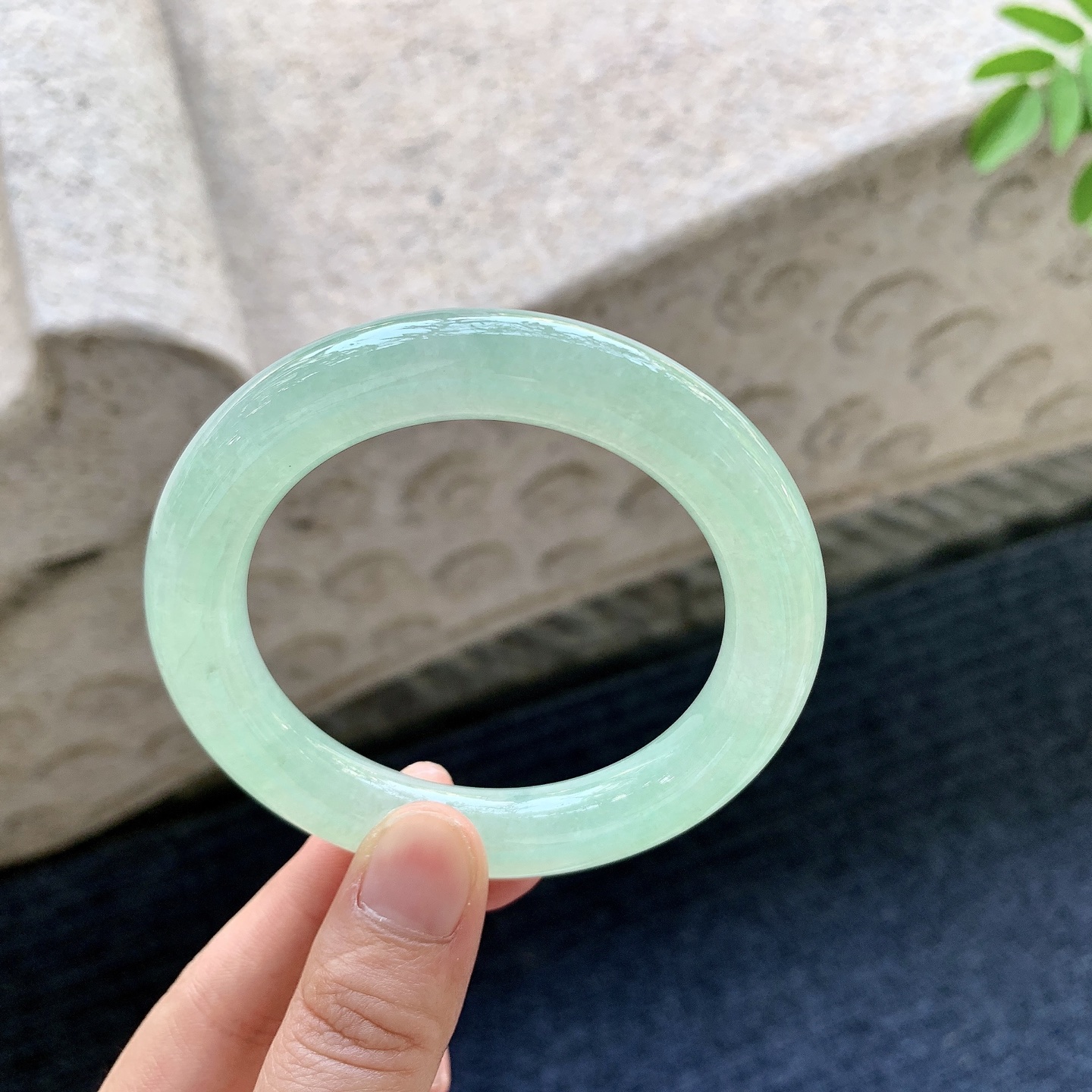 圆条52 53 圈口53.8/10.6/10.6 编码BA092018 糯冰淡绿，水润，种老，细腻，打灯有棉线