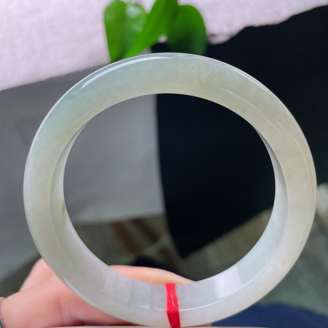 58.6/12.6/8.8，绿底正圈，有纹，玉质细腻温润，水头温润透亮，镯身泛着淡淡的柔光，触感温润