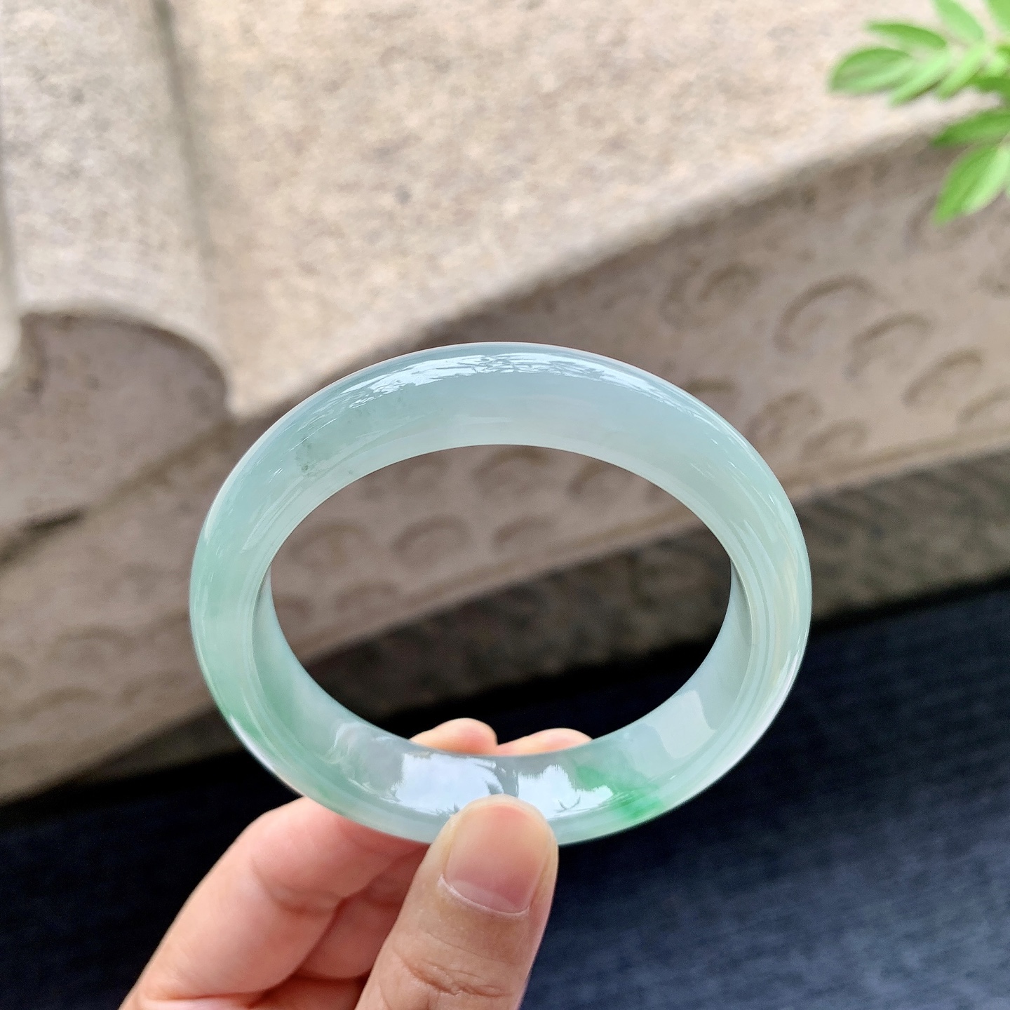 正圈52 53 圈口53.2/12.4/7.8 编码AD092415 糯冰飘绿，水润，种老，细腻，打灯有纹线