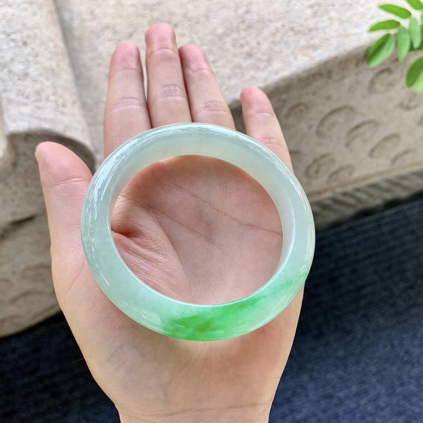 正圈55 56 圈口56.8/11.4/8.8 编码BA092019 糯冰飘辣绿，水润，种老，细腻，