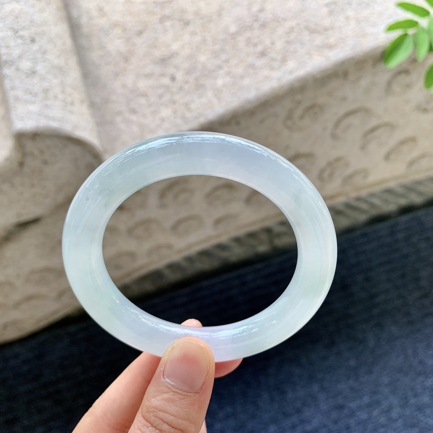 圆条54 55 圈口55/10.7/10.5 编码AD092010 糯冰淡紫底飘绿，水润，种老，细腻，打灯有棉纹