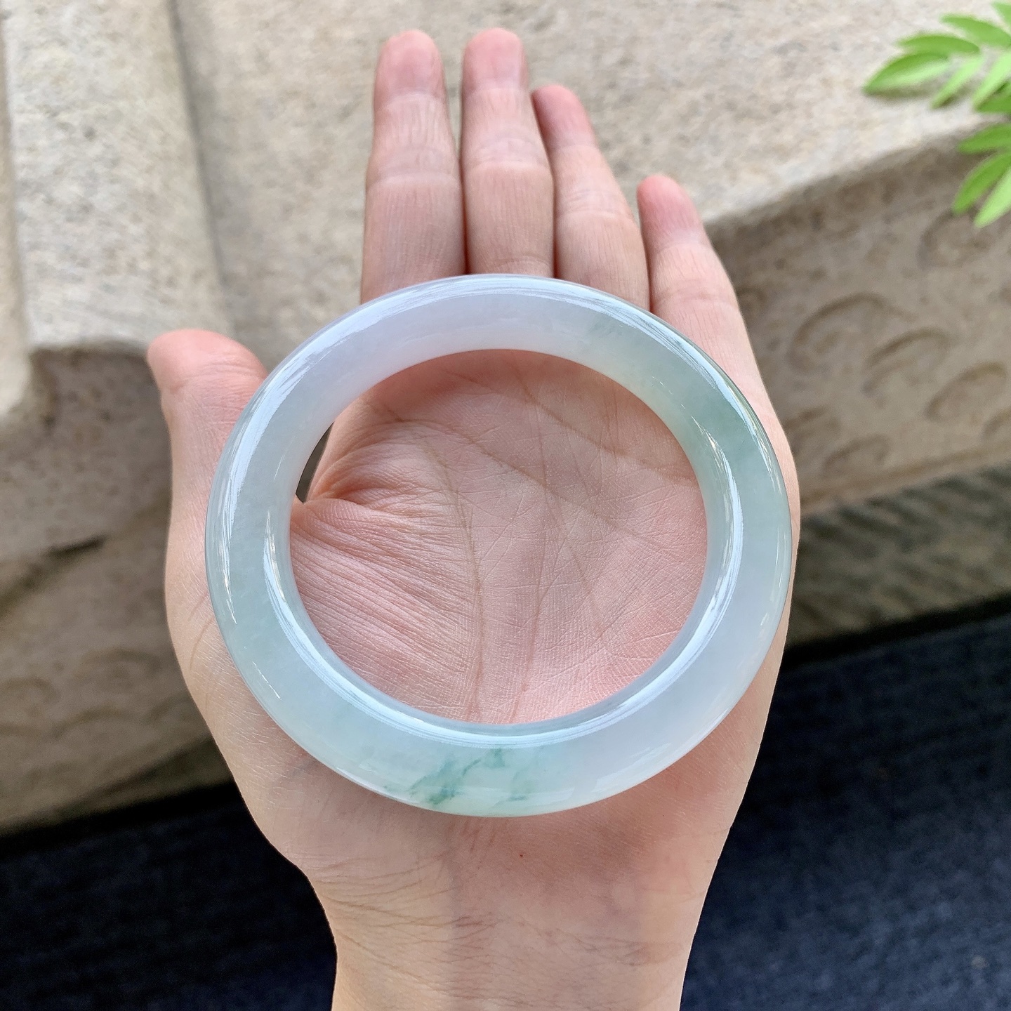 圆条55 56 圈口56.2/10.4/10.5 编码FL092117 糯冰飘花，水润，种老，细腻，打灯有棉线