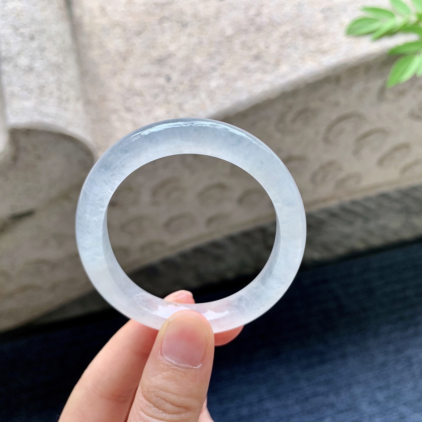 贵妃52 53 圈口53.5/46/8.8/7.3 编码DZ092401 白冰，水润，种老，细腻，打灯有纹线