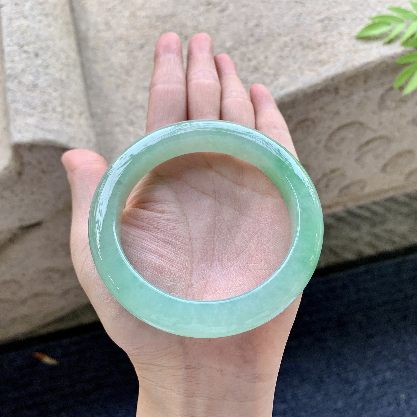正圈59 60 圈口60/12.3/10 编码GL092122 糯冰飘绿，水润，种老，细腻，打灯有棉线