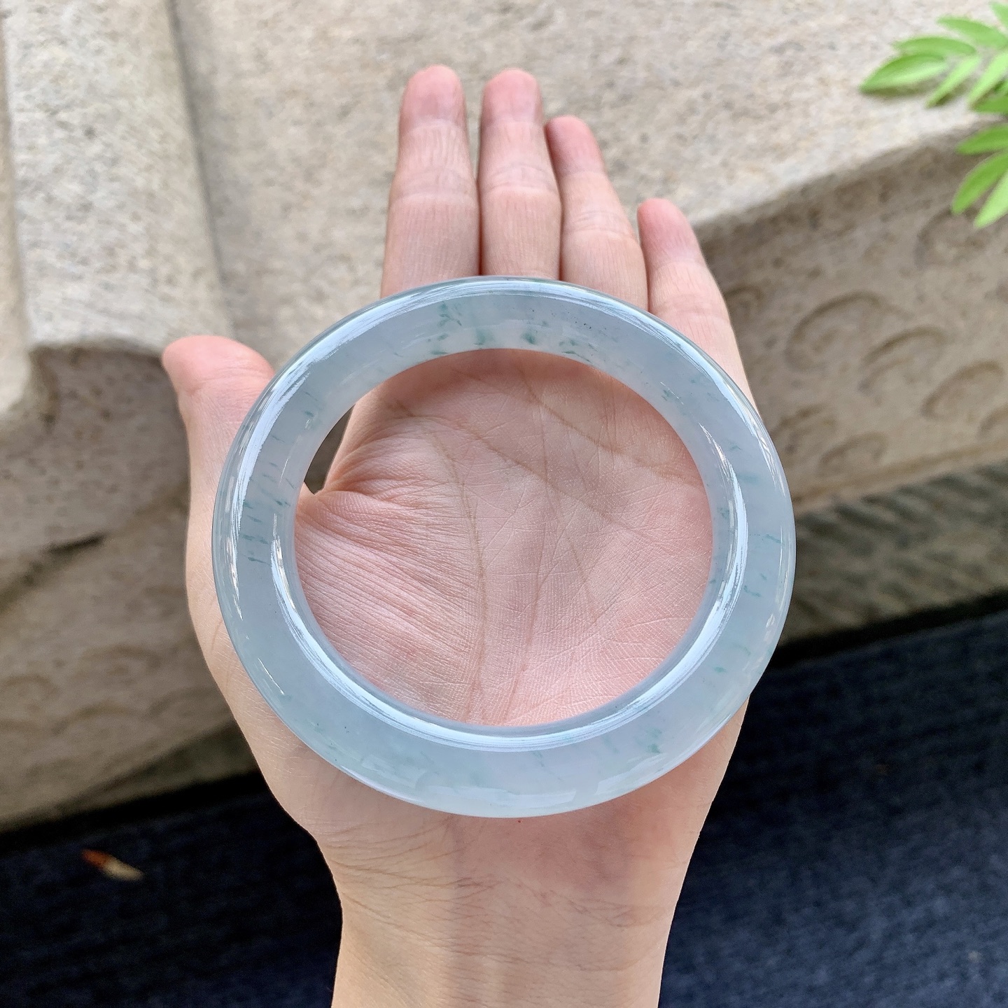圆条59 60 圈口60.4/10.7/11.1 编码C5092114 冰糯蓝底飘花，水润，种老，细腻，打灯有絮线