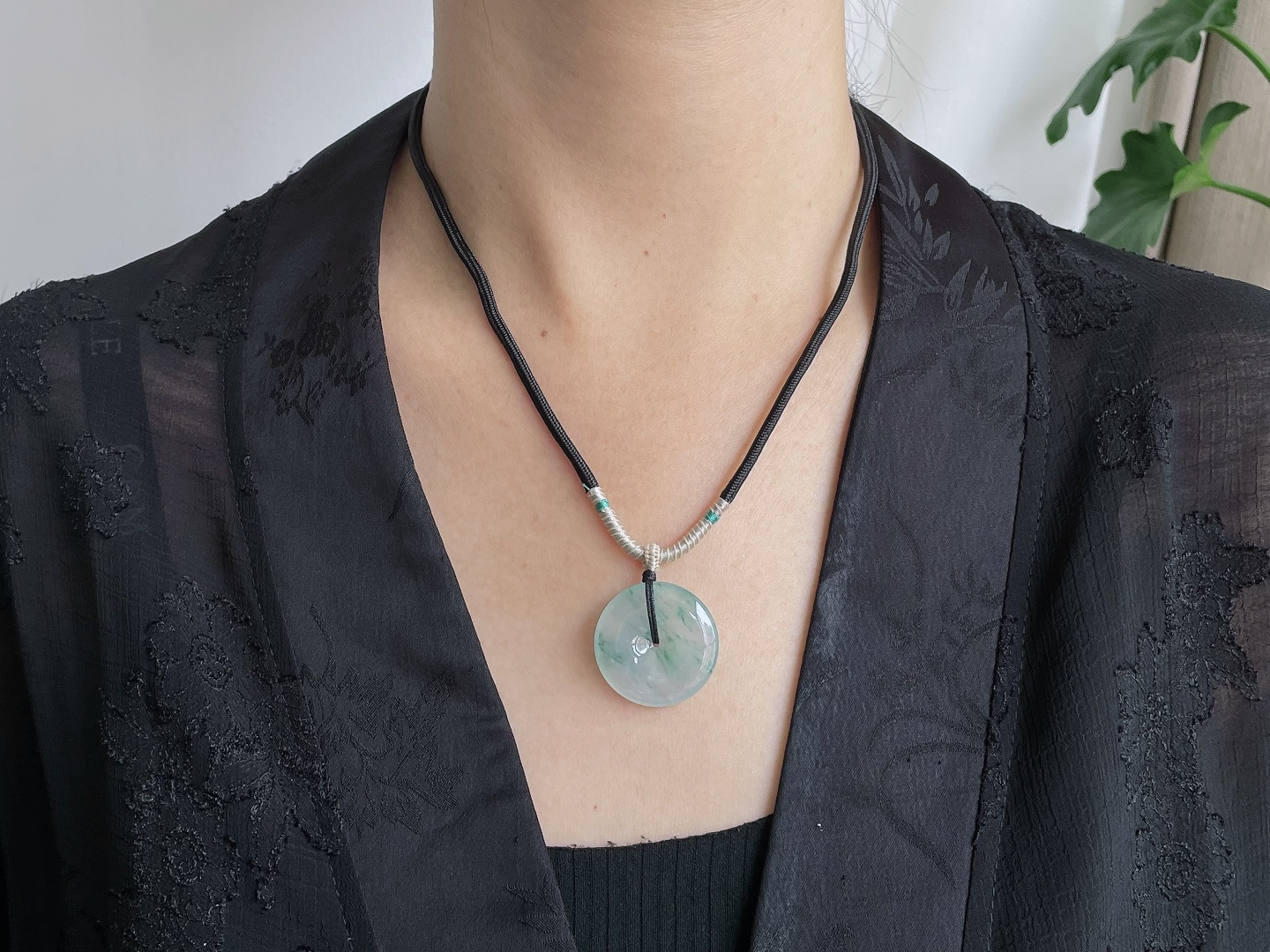 【裸石】冰飘花平安扣吊坠 【说明】缅甸 无裂 性比高 【尺寸】28.4-5.6 【重量】10.6克