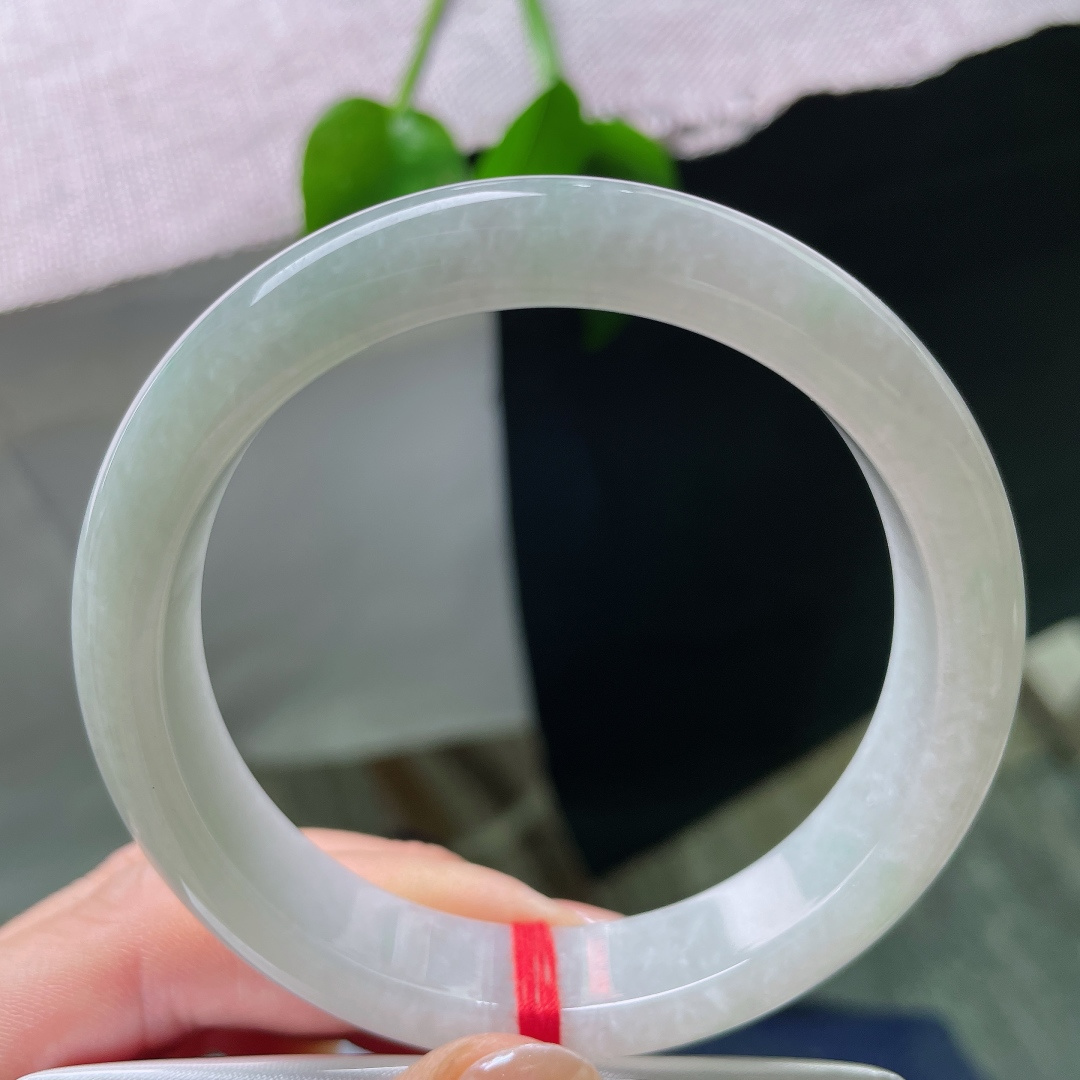 58.9/12.6/8.2，绿底正圈，皮纹，素圈简约大方，摒弃繁复雕饰，主打干净耐看的日常风格。ss
