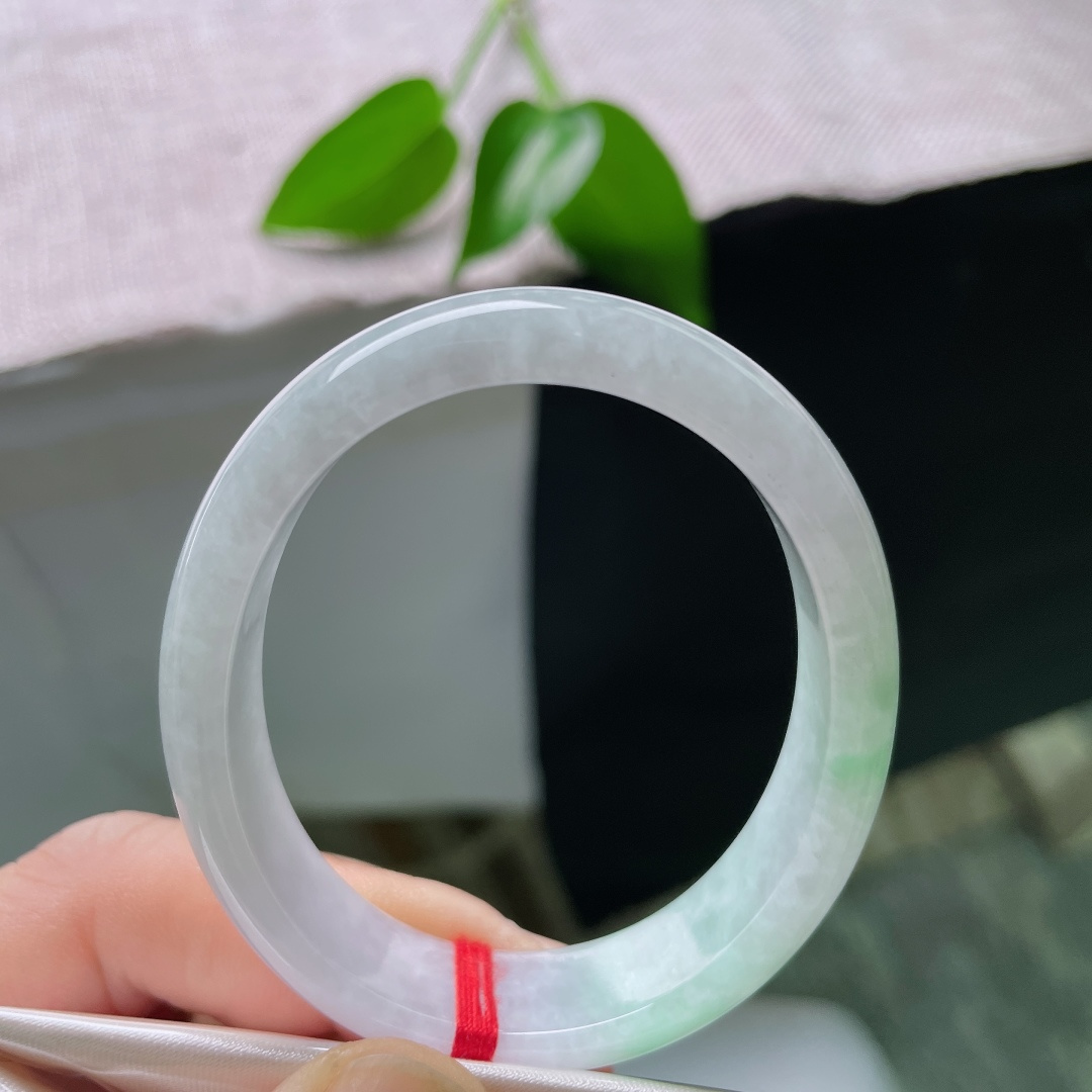 50.4（44）12.8/6.6，飘绿贵妃，晶体，玉料温润绵密细腻，淡翠清新不张扬，素面简约大方，流
