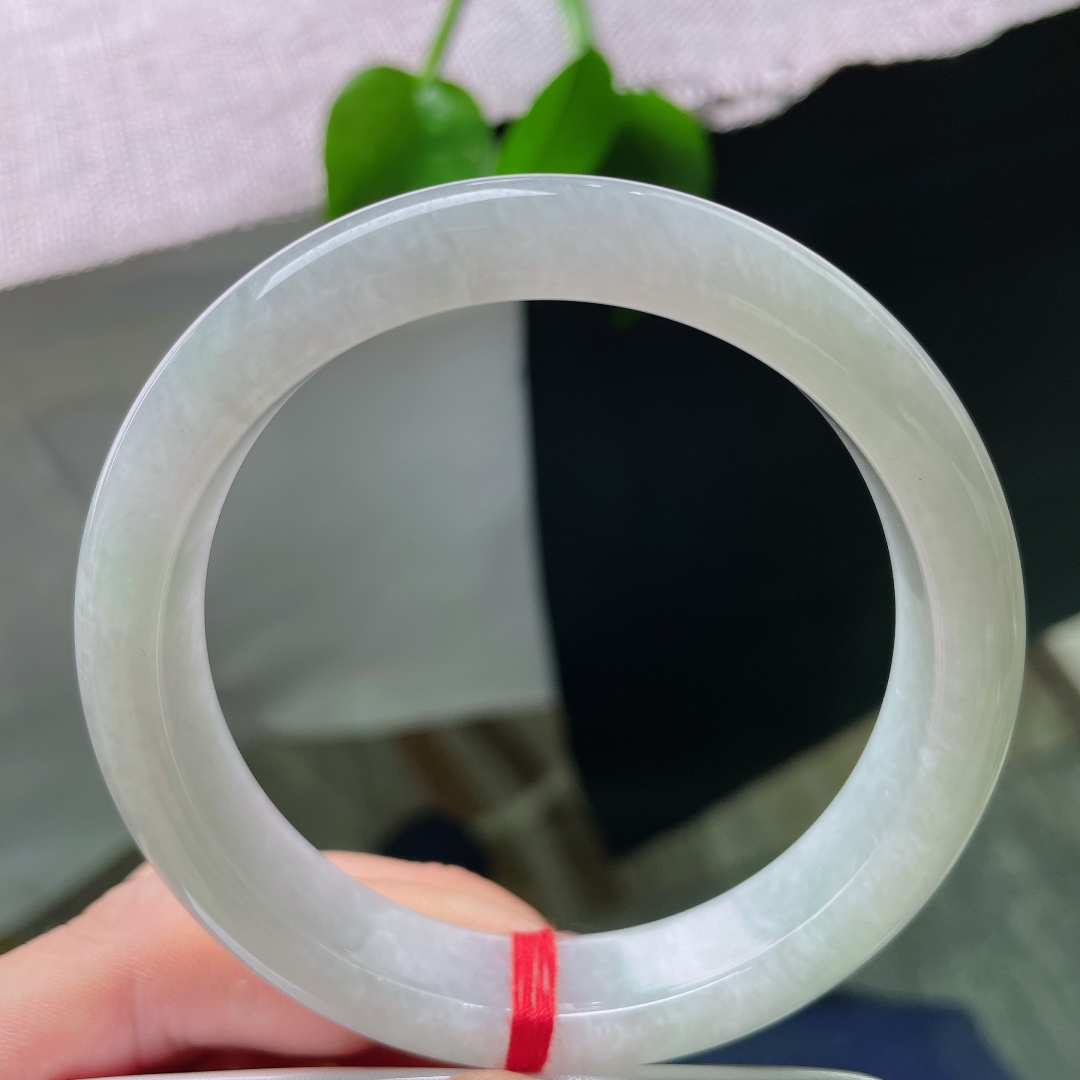 58.9/12.6/8.2，绿底正圈，皮纹，素圈简约大方，摒弃繁复雕饰，主打干净耐看的日常风格。ss