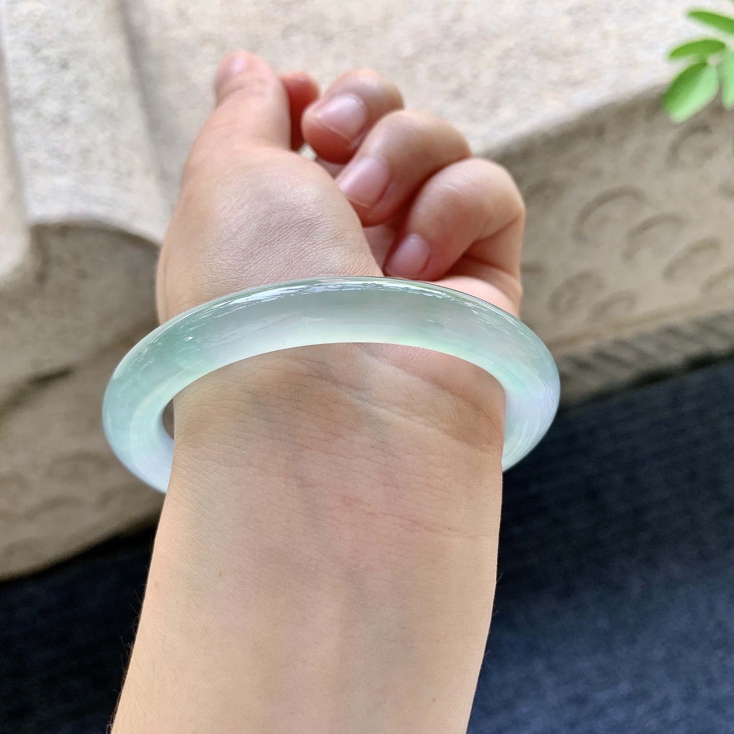 圆条56 57 圈口57/9/9 编码TR092028 冰种晴绿，起光，清透，水润，种老，细腻，打灯有纹线