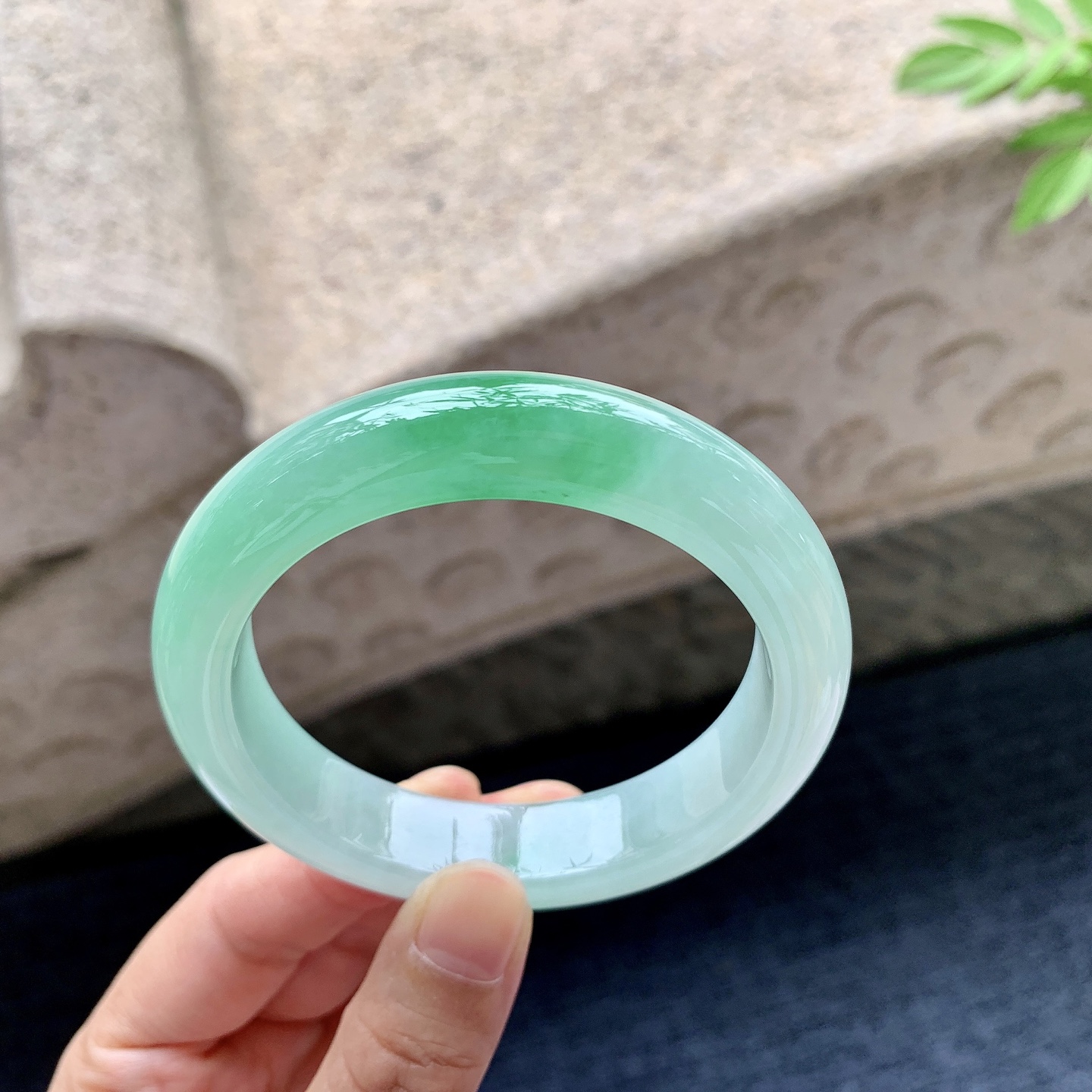 正圈54 55 圈口55/12.7/8.8 编码G7092436 冰糯飘阳绿，水润，种老，细腻，无裂