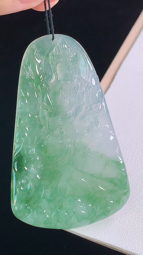 冰飘绿虚空藏观音，无裂，尺寸:66.5-41.5-4.5mm 29