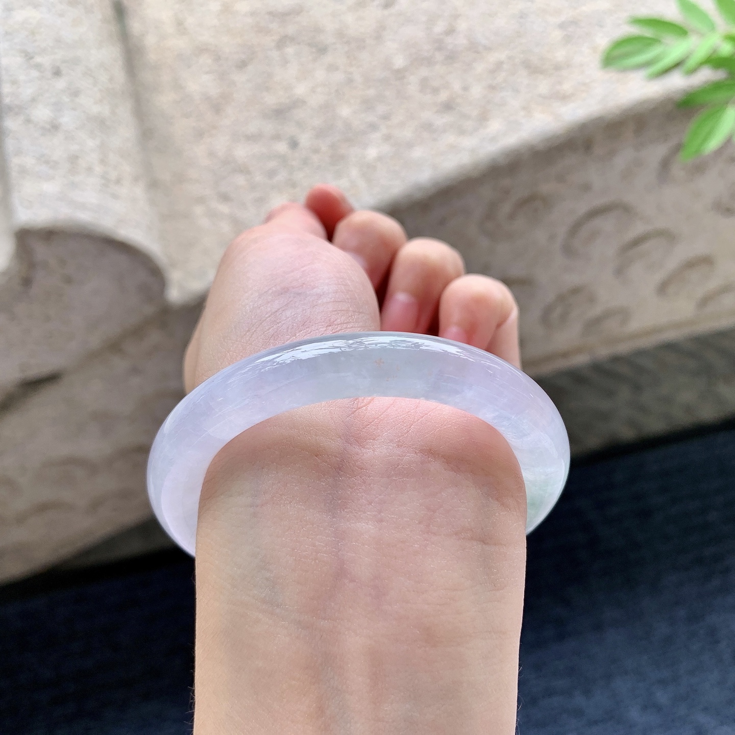 圆条50 51 圈口51.7/9/9.2 编码DZ092404 冰糯春带彩，水润，种老，细腻，打灯有纹线