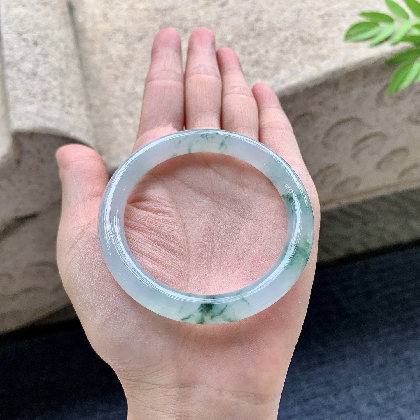 圆条51 52 圈口52.3/7.9/8.1 编码QX092412 冰糯飘花，水润，种老，细腻，无裂