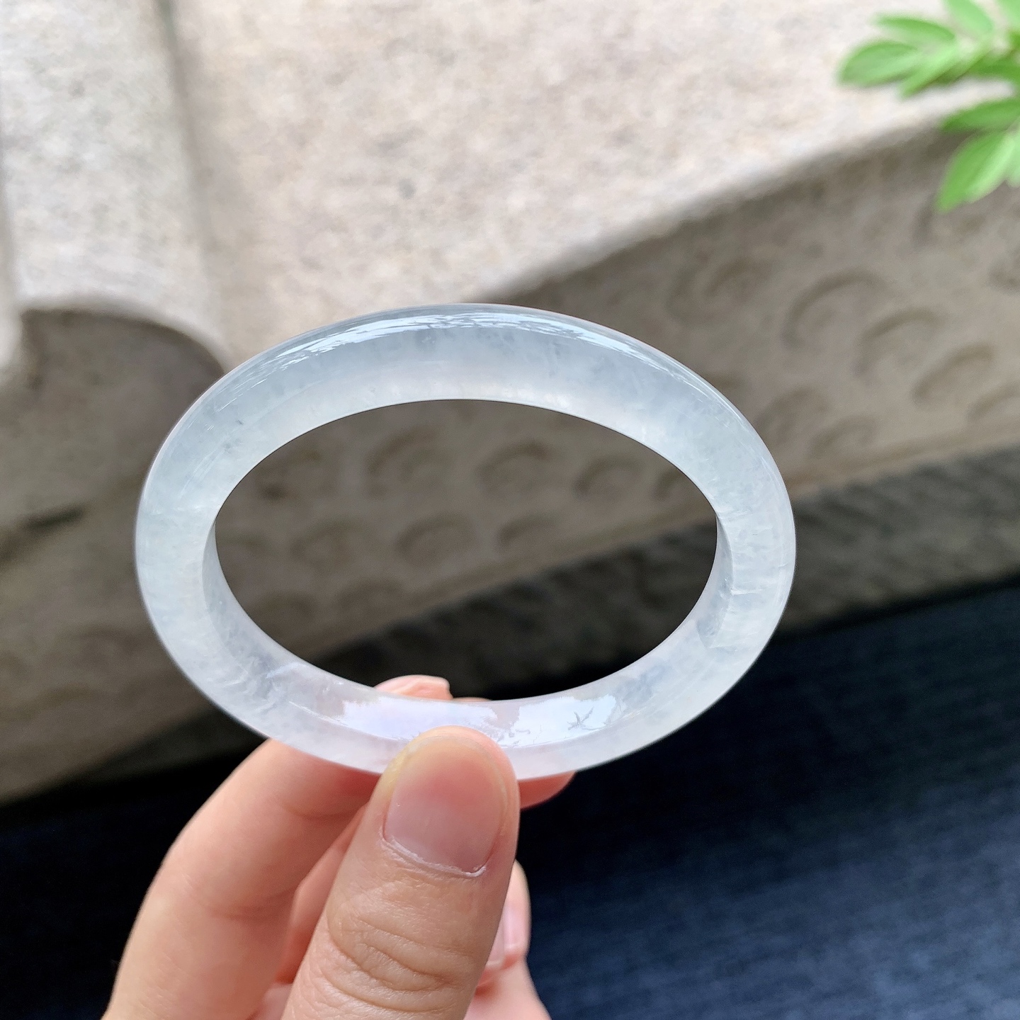 贵妃52 53 圈口53.5/46/8.8/7.3 编码DZ092401 白冰，水润，种老，细腻，打灯有纹线