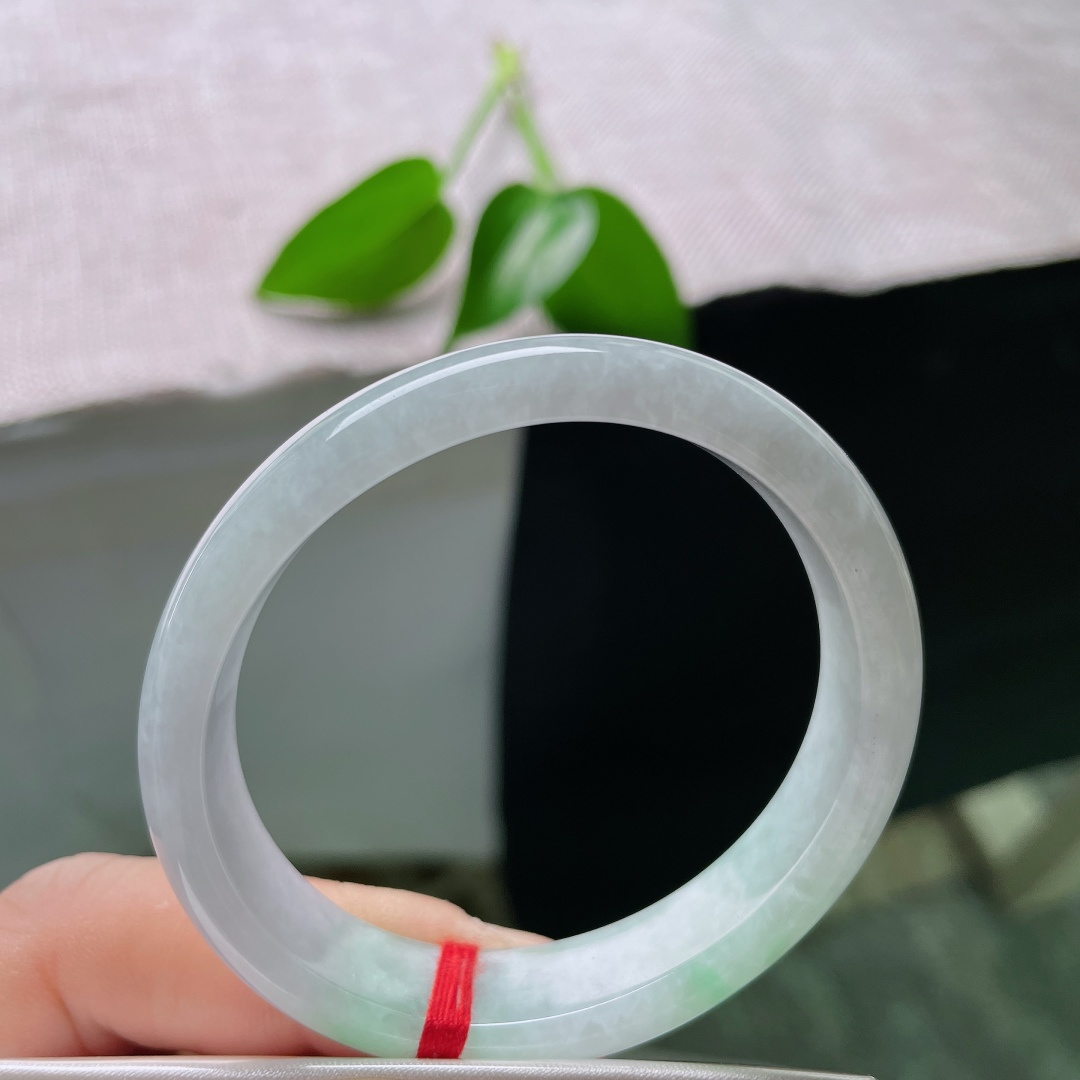 50.4（44）12.8/6.6，飘绿贵妃，晶体，玉料温润绵密细腻，淡翠清新不张扬，素面简约大方，流露干净柔和天然玉石质感。ss59534a