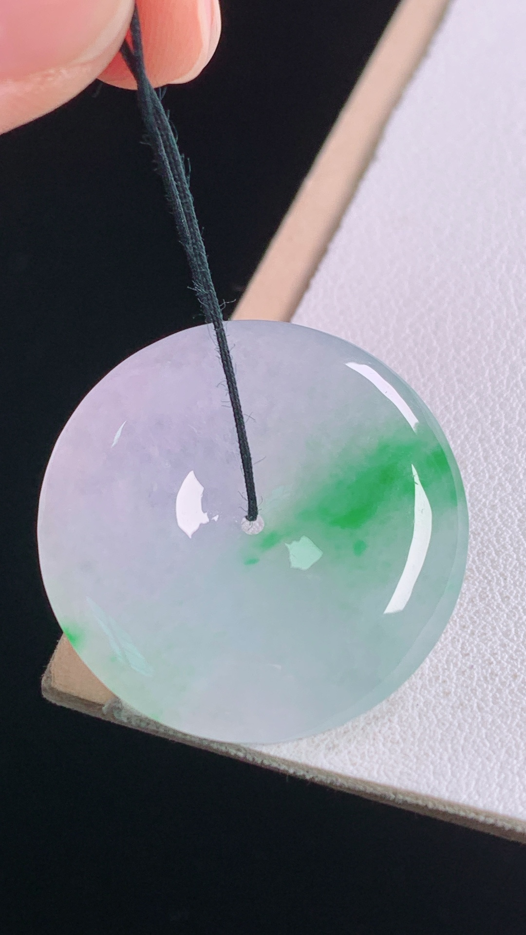 春彩平安扣 色彩丰富，胶感荧光，无裂，尺寸:29.0-5.3mm 29