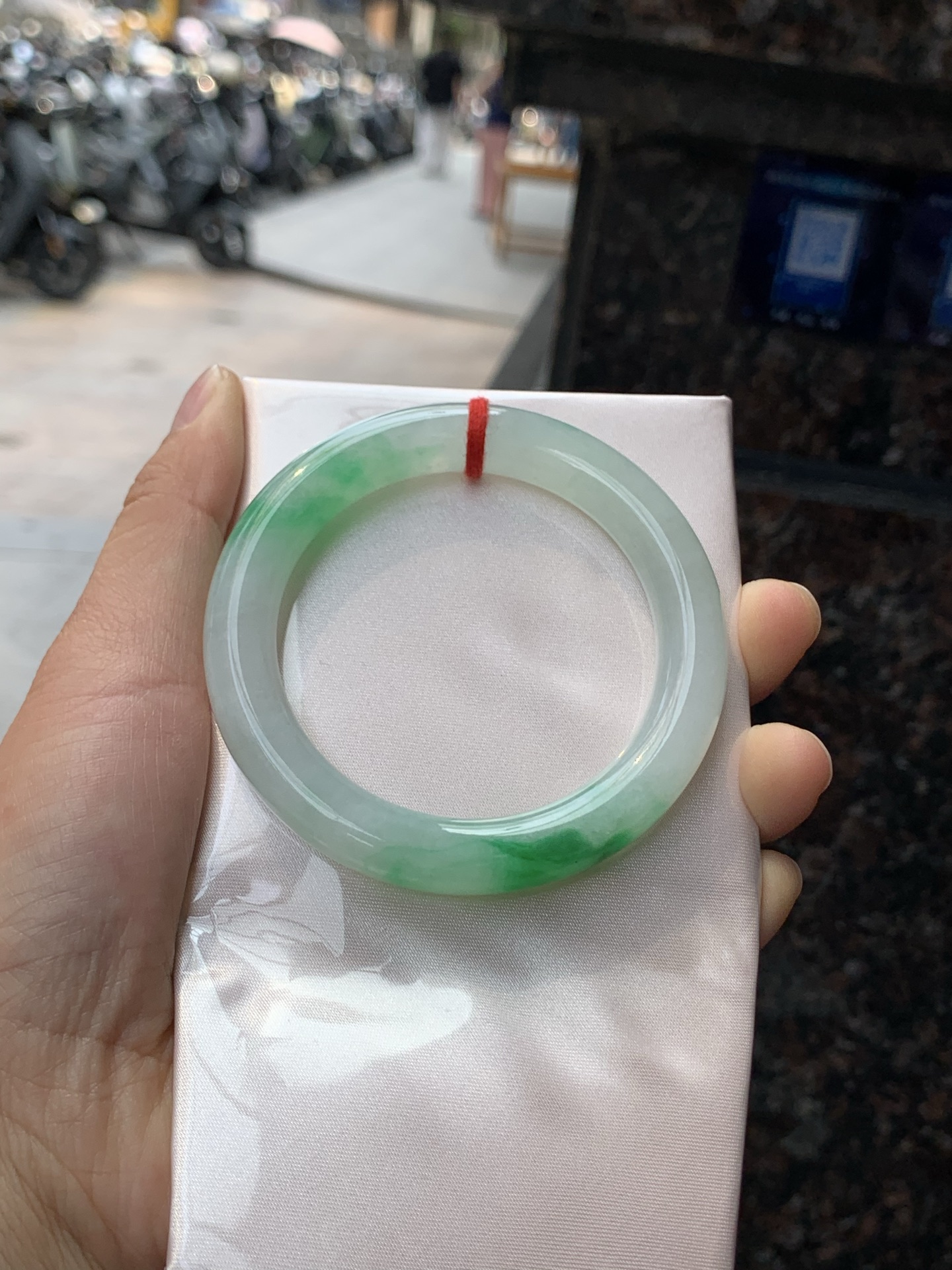 阳绿圆条 52-9.2-9.6 0421-N500 打灯纹裂，不扣，底妆水润，绿花点缀，镯色生香，腕间之美，水润中透着灵气，仙气缭绕，温婉可人，举手投足间皆是美好