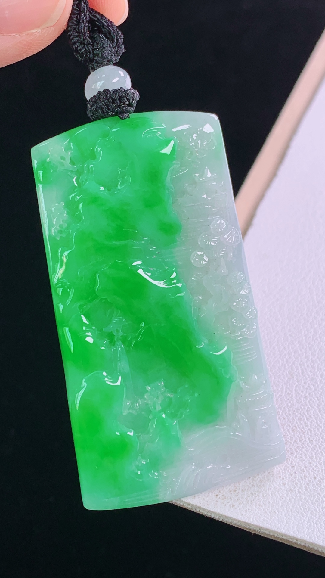 ️阳绿山水牌 翠色艳丽，底子细腻，无裂 尺寸:54.7-30.5-5.4mm 3