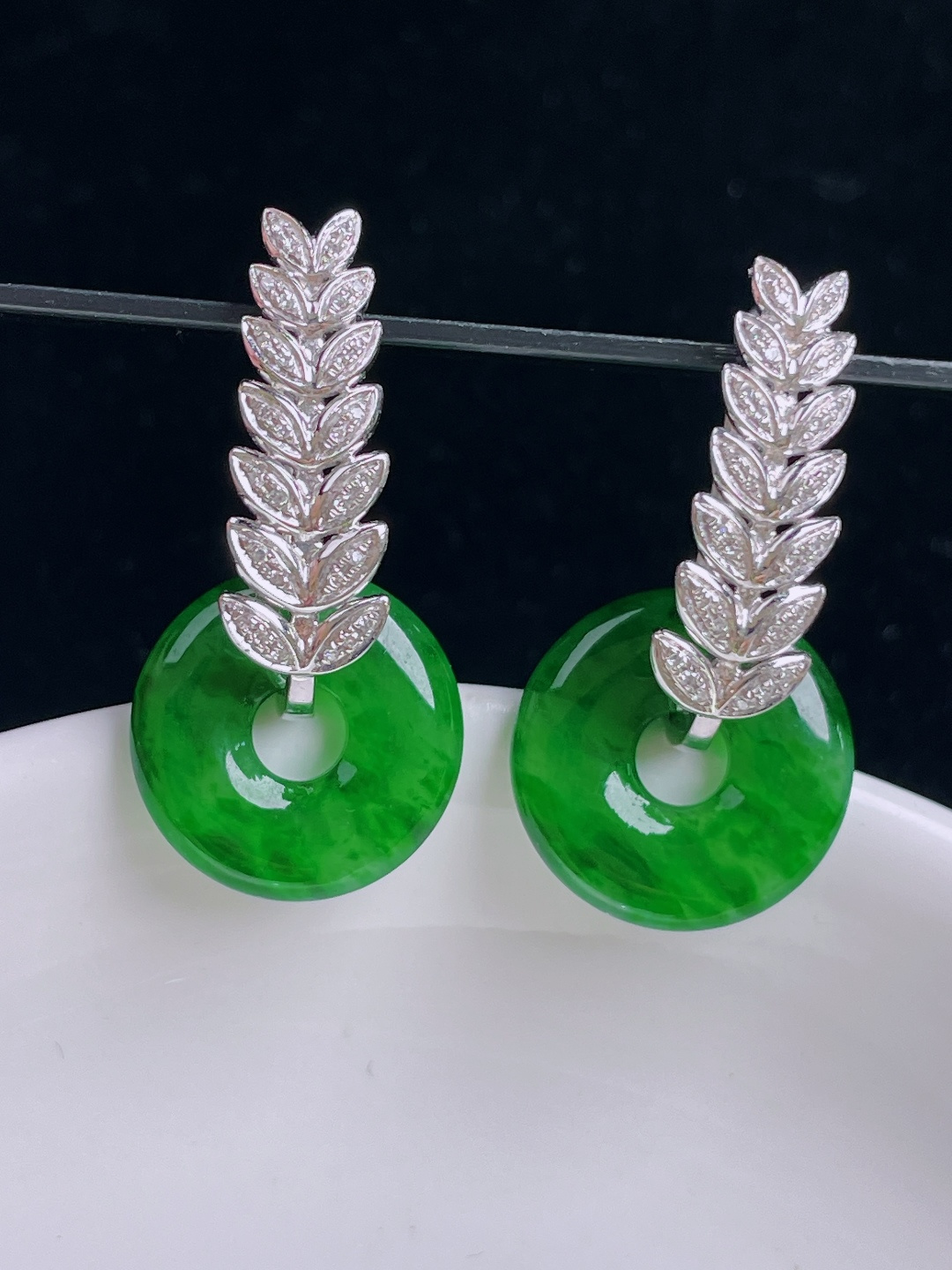 ️辣绿耳坠，18k镶嵌，老种起光，细底通透，尺寸：裸石14.7/3mm1003