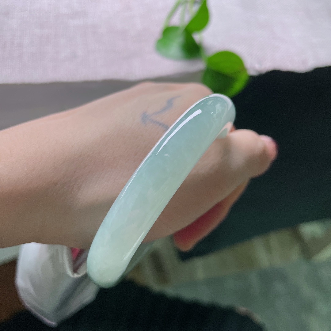 55.8/11.4/8.5，绿底正圈，无裂，有几处晶体水路特色，种老起光。ss52449a