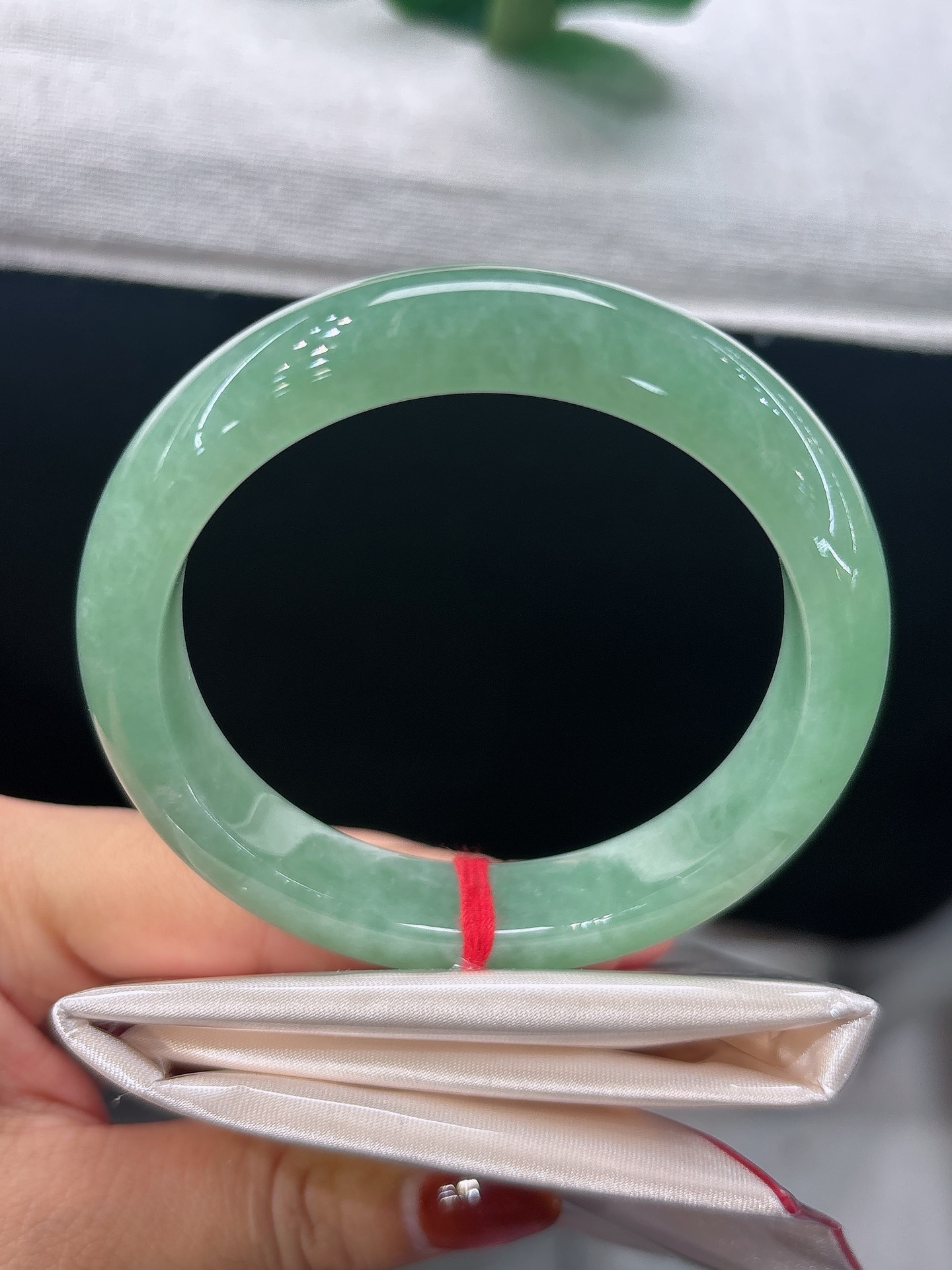 天然翡翠手镯，圈口56.2/12/8.7，正圈满圈晴绿温润，水头盈盈，恍若山间一汪翠泉，雅致动人，无裂