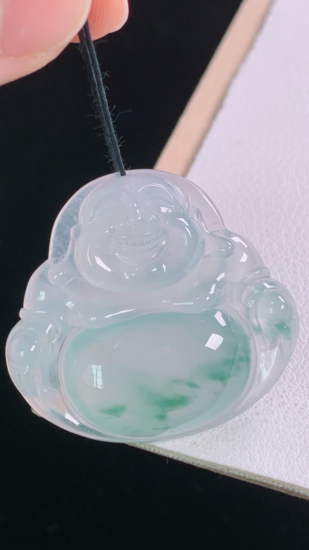 ️高品质，冰种飘花佛公，花色灵动，水润清爽，无裂，尺寸:32.1-34.7-6.3mm 29