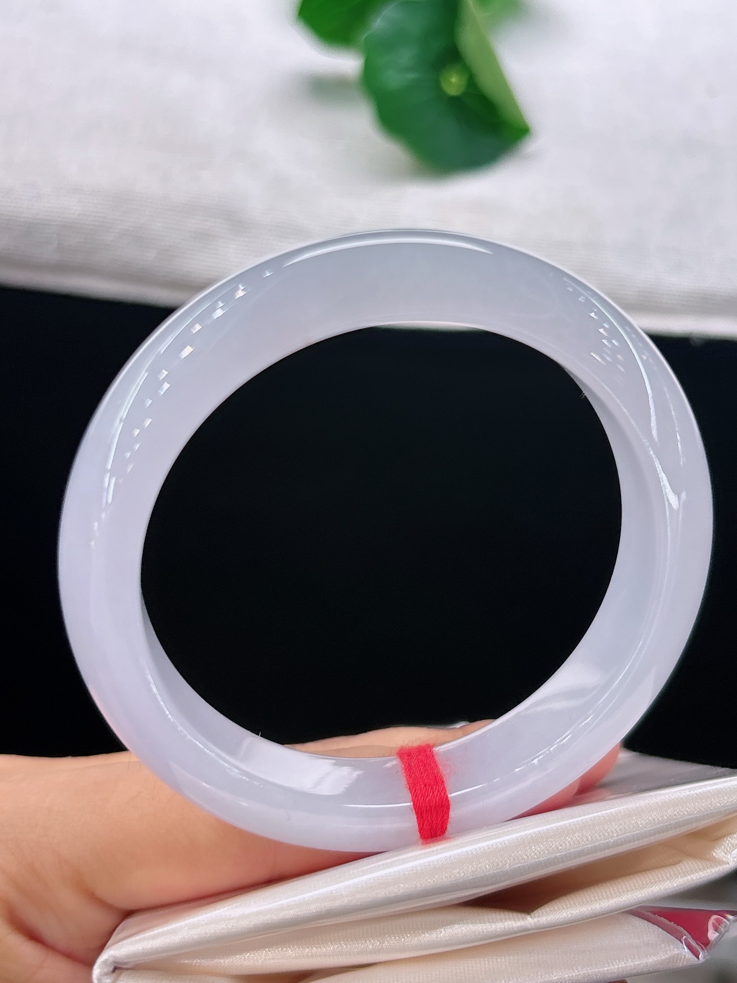 天然翡翠手镯，圈口53.8/11.5/8.5冰白粉润底，澄澈通透，莹润皎洁，自带温柔气质，无裂