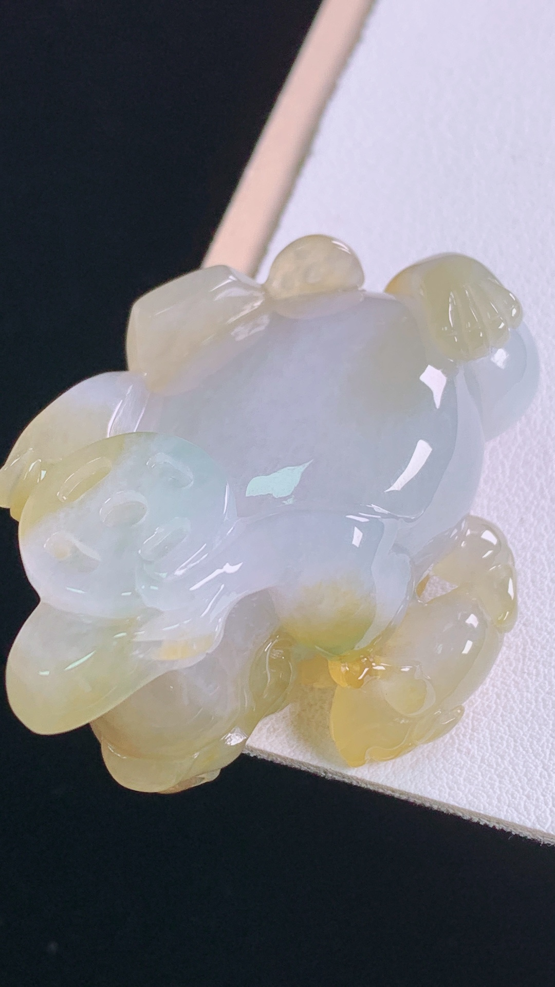 ️冰黄三脚蟾 天然黄翡，雕工精湛，无裂 尺寸:50.2-39.9-23.5mm 29