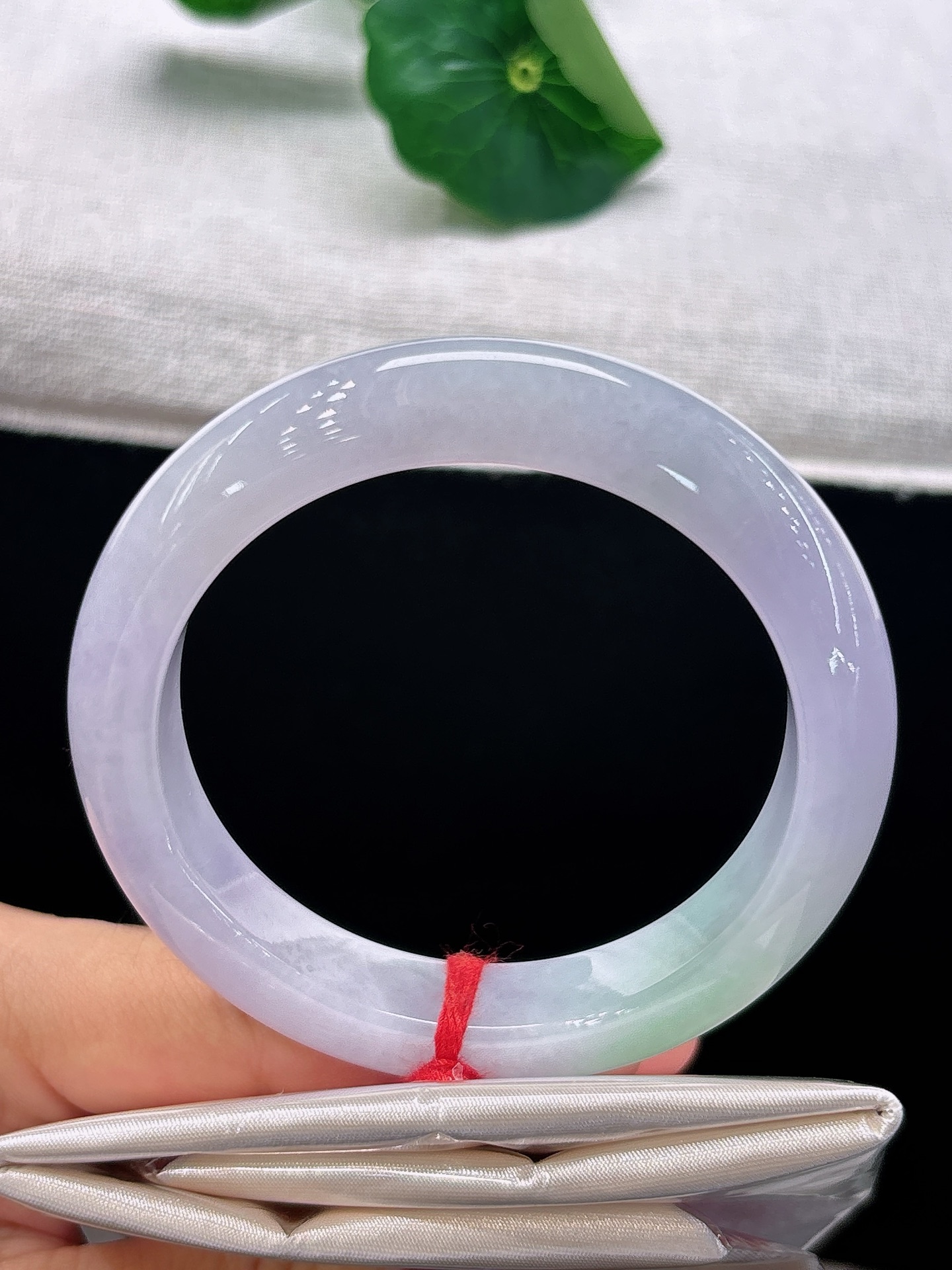 天然翡翠手镯，圈口55/12.9/9.8春带彩，紫若烟霞，翠似新芽，尽显雅致恬静，无裂