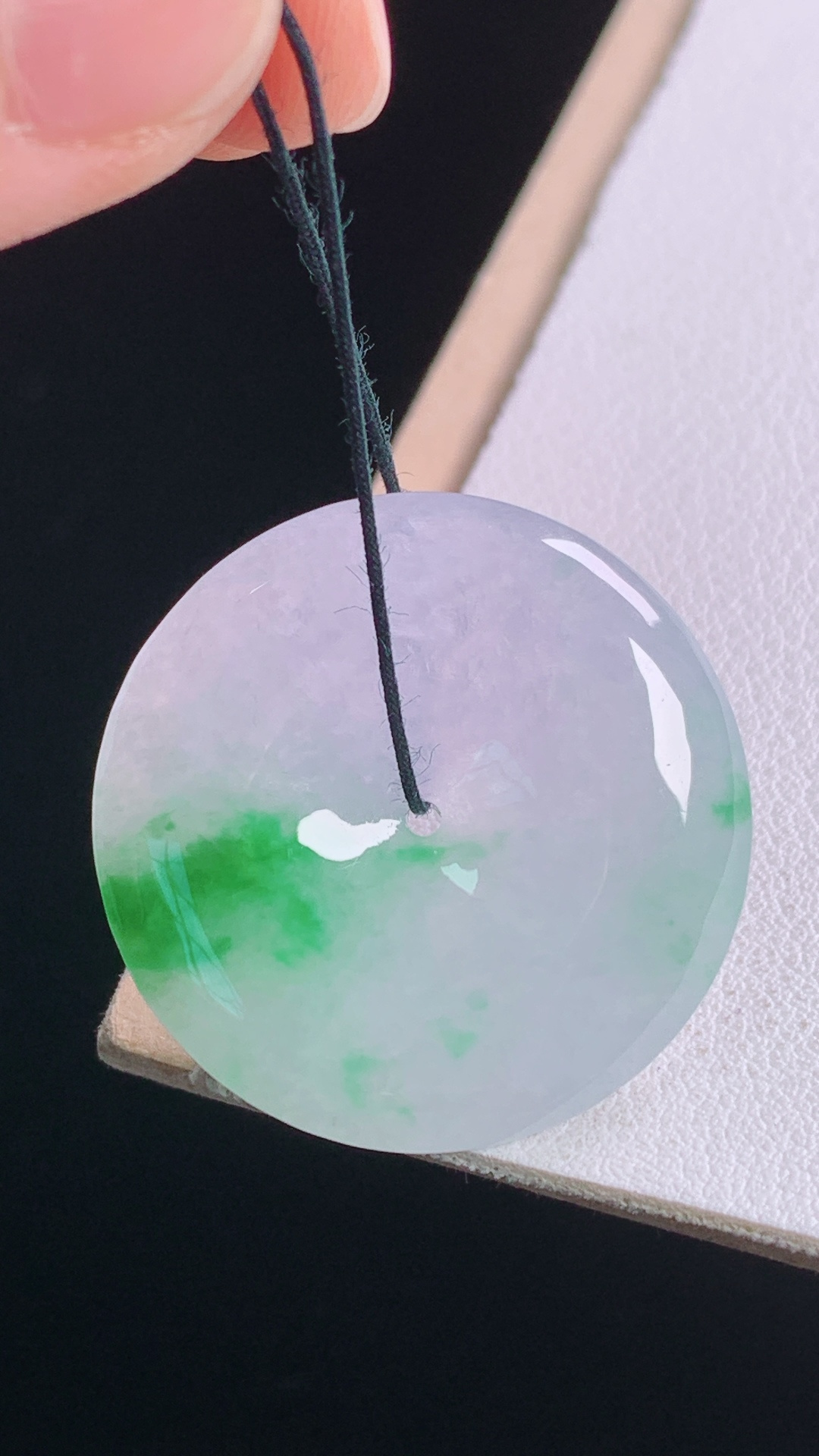 春彩平安扣 色彩丰富，胶感荧光，无裂，尺寸:29.0-5.3mm 29