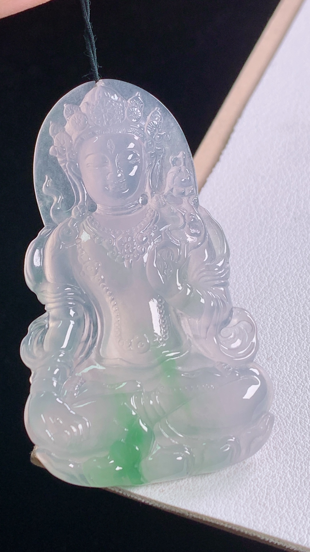 ️冰飘绿度母 翠色灵动，冰清玉洁，无裂，尺寸:61.5-37.5-5.5mm 29