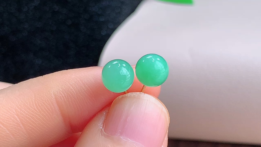 ️ 18K金伴钻绿珠耳钉，无裂，尺寸6.2mm，包A附证书