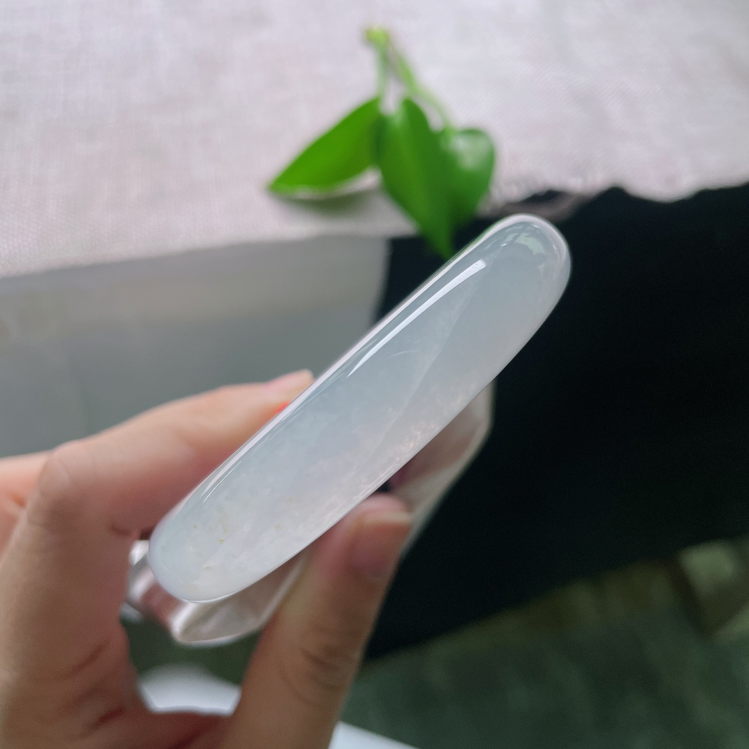 54.7/13.1/8.9，冰种正圈，一点皮纹，冰种白月光，玉质通透起光，细碎洒金添几分温柔诗意。ss59391a